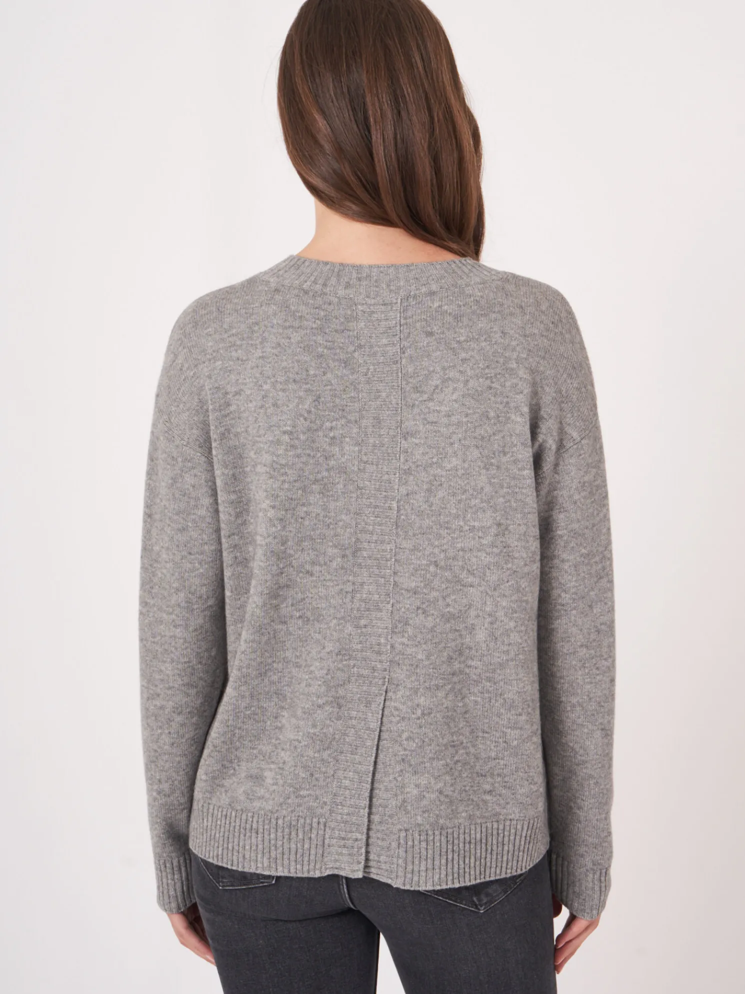 Basic Trui Met Ronde Hals En Split Op De Rug