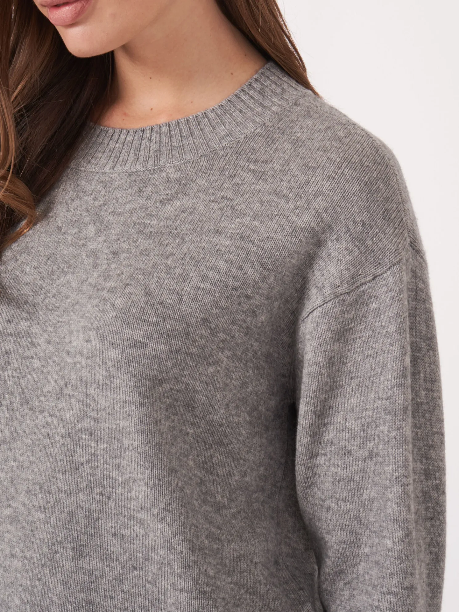 Basic Trui Met Ronde Hals En Split Op De Rug