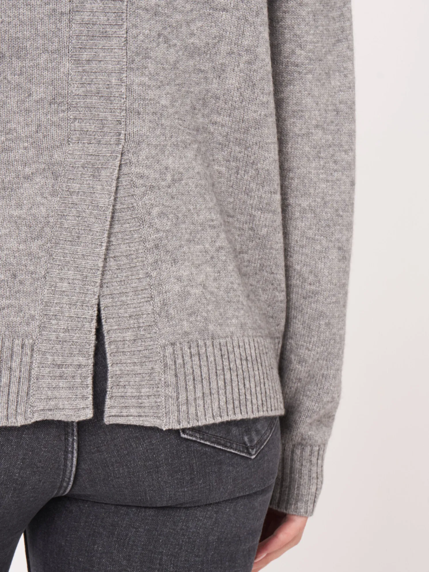 Basic Trui Met Ronde Hals En Split Op De Rug