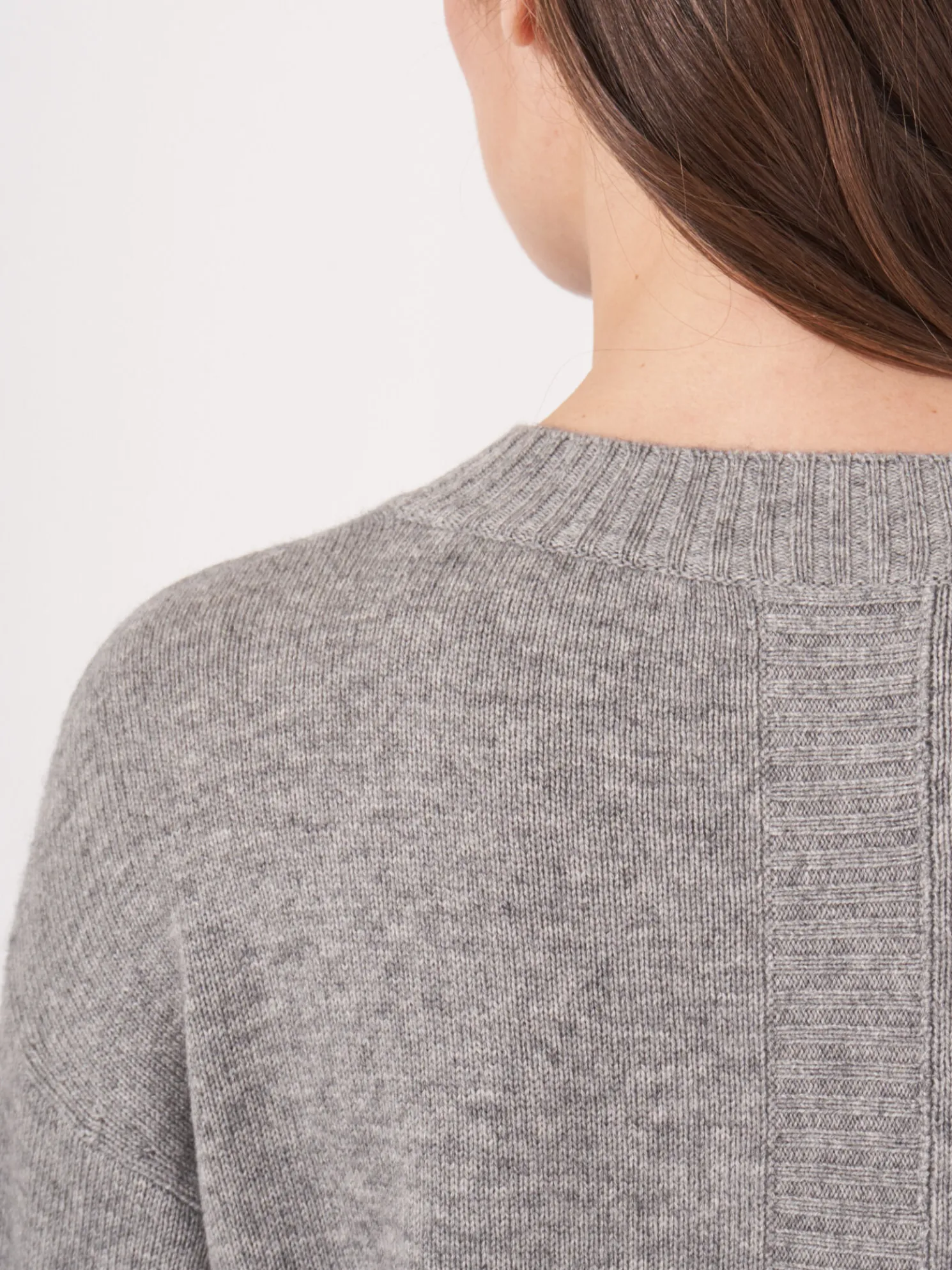 Basic Trui Met Ronde Hals En Split Op De Rug