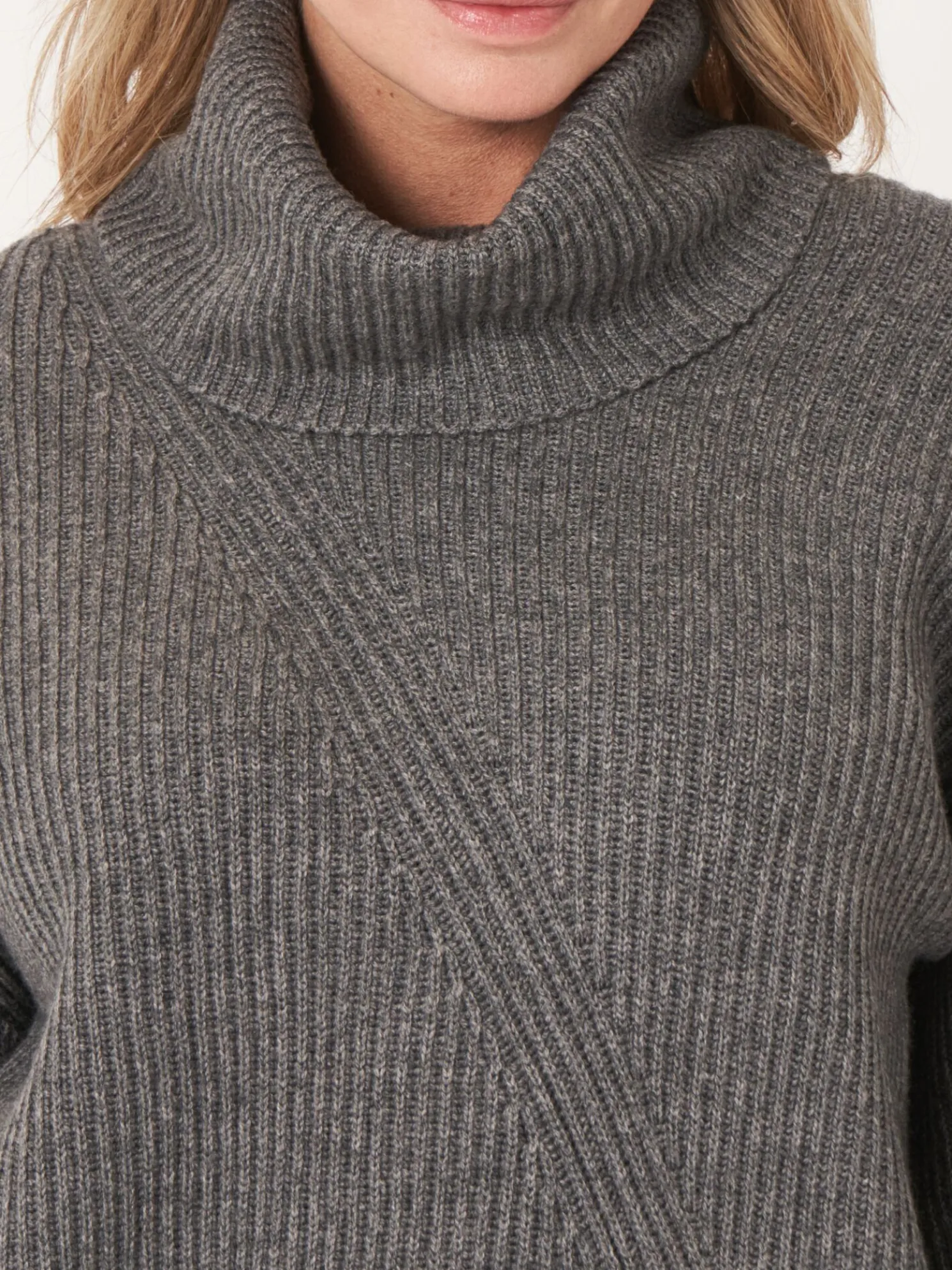 Cashmere Coltrui Met Asymmetrische Zoom