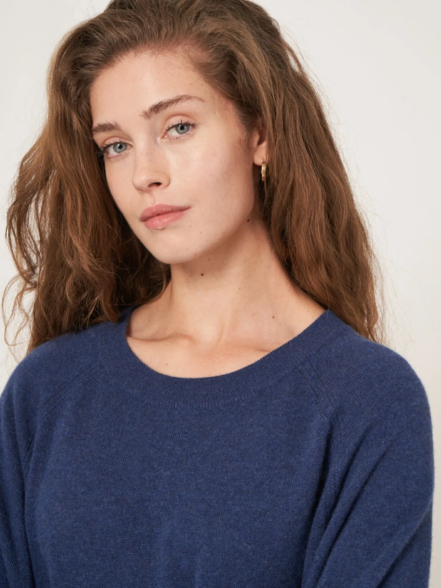 Cashmere Raglan Trui Met Hoge Ribboord En Zijsplit