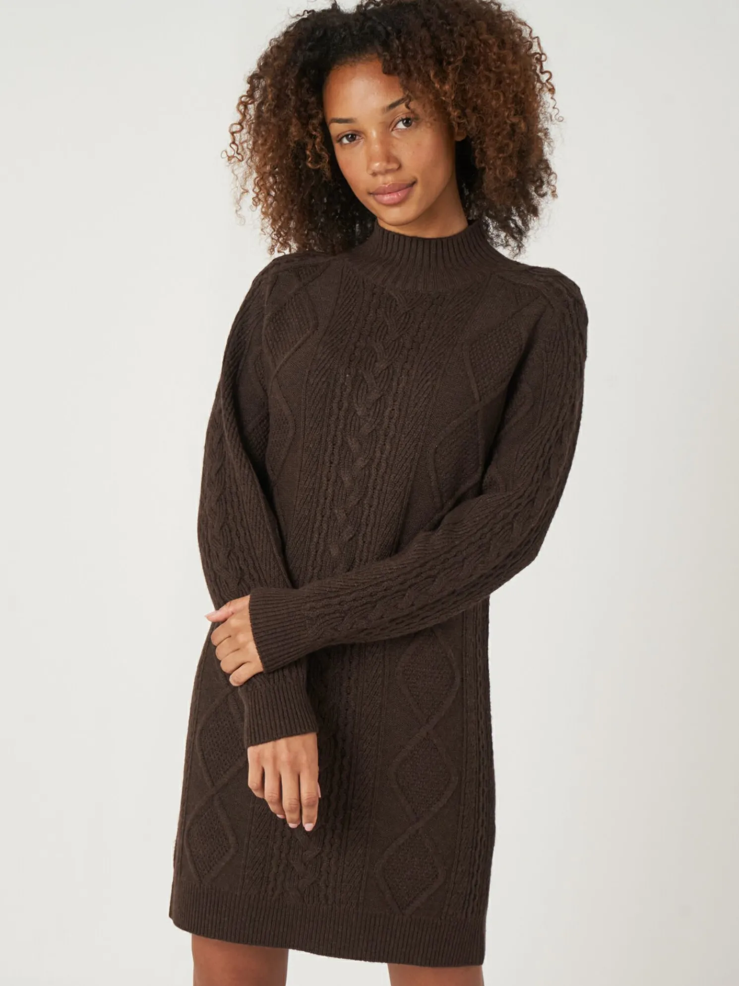 Gebreide Jurk Met Opstaande Kraag En Kabelpatroon Van Merinowol