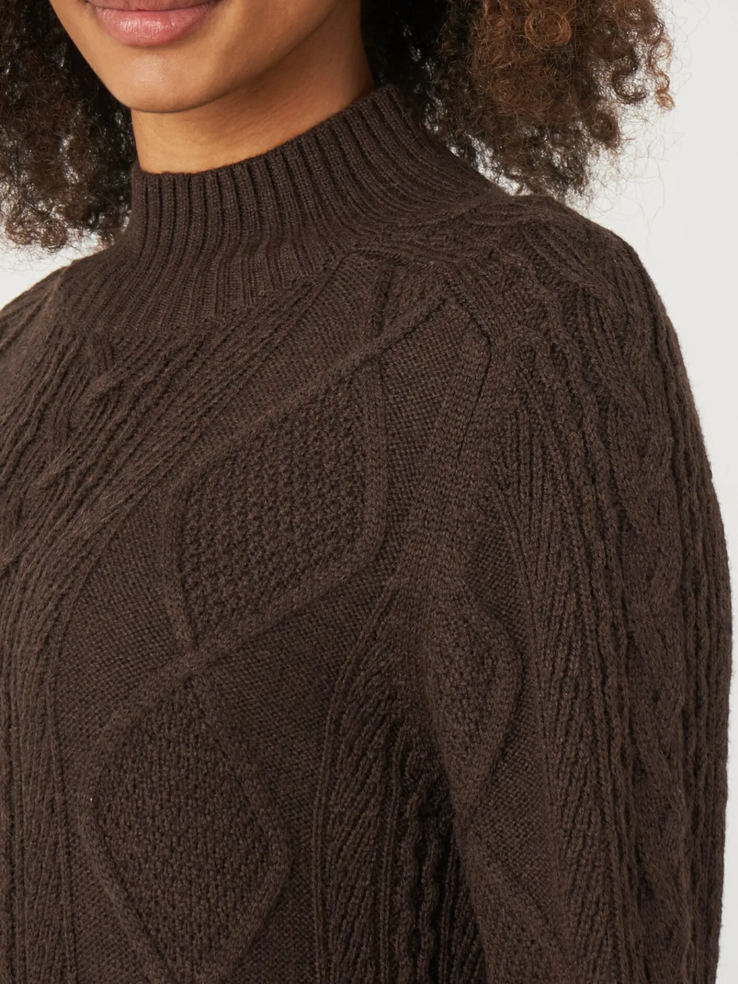 Gebreide Jurk Met Opstaande Kraag En Kabelpatroon Van Merinowol