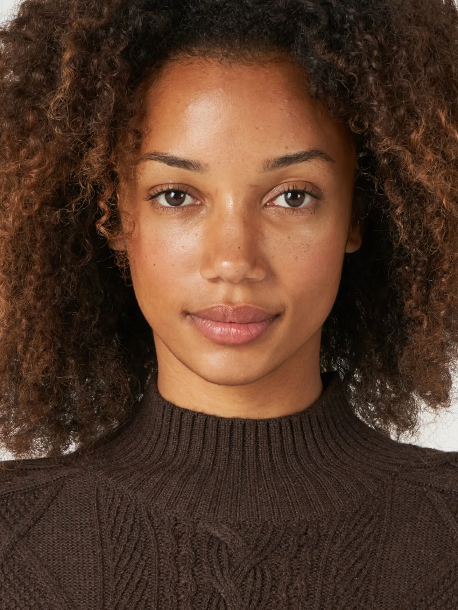 Gebreide Jurk Met Opstaande Kraag En Kabelpatroon Van Merinowol