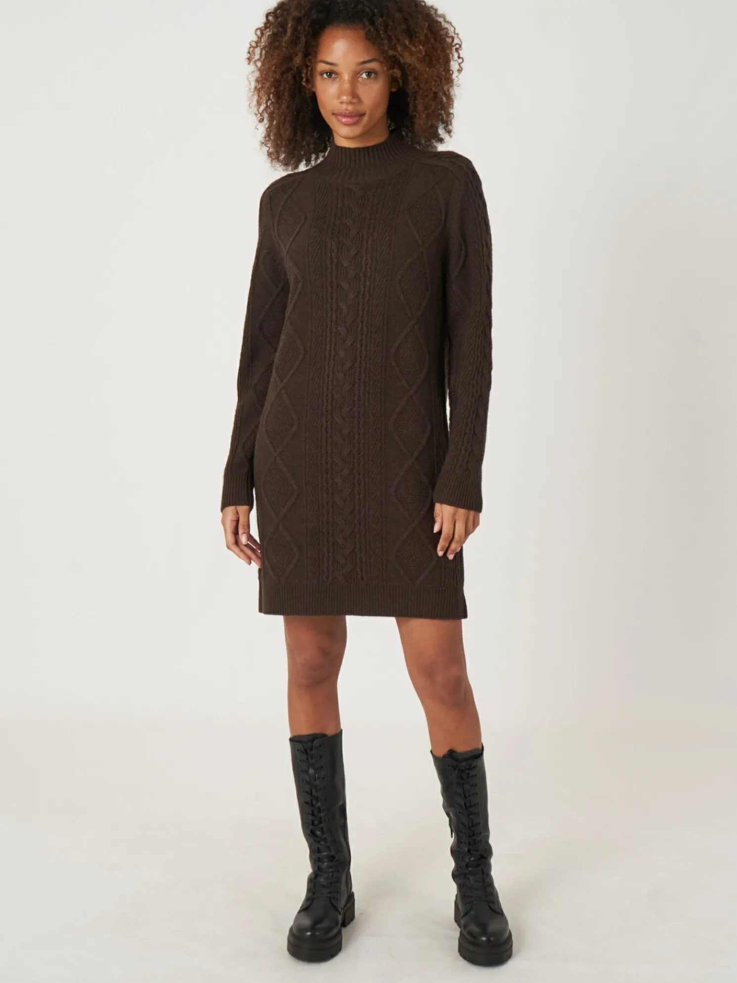 Gebreide Jurk Met Opstaande Kraag En Kabelpatroon Van Merinowol