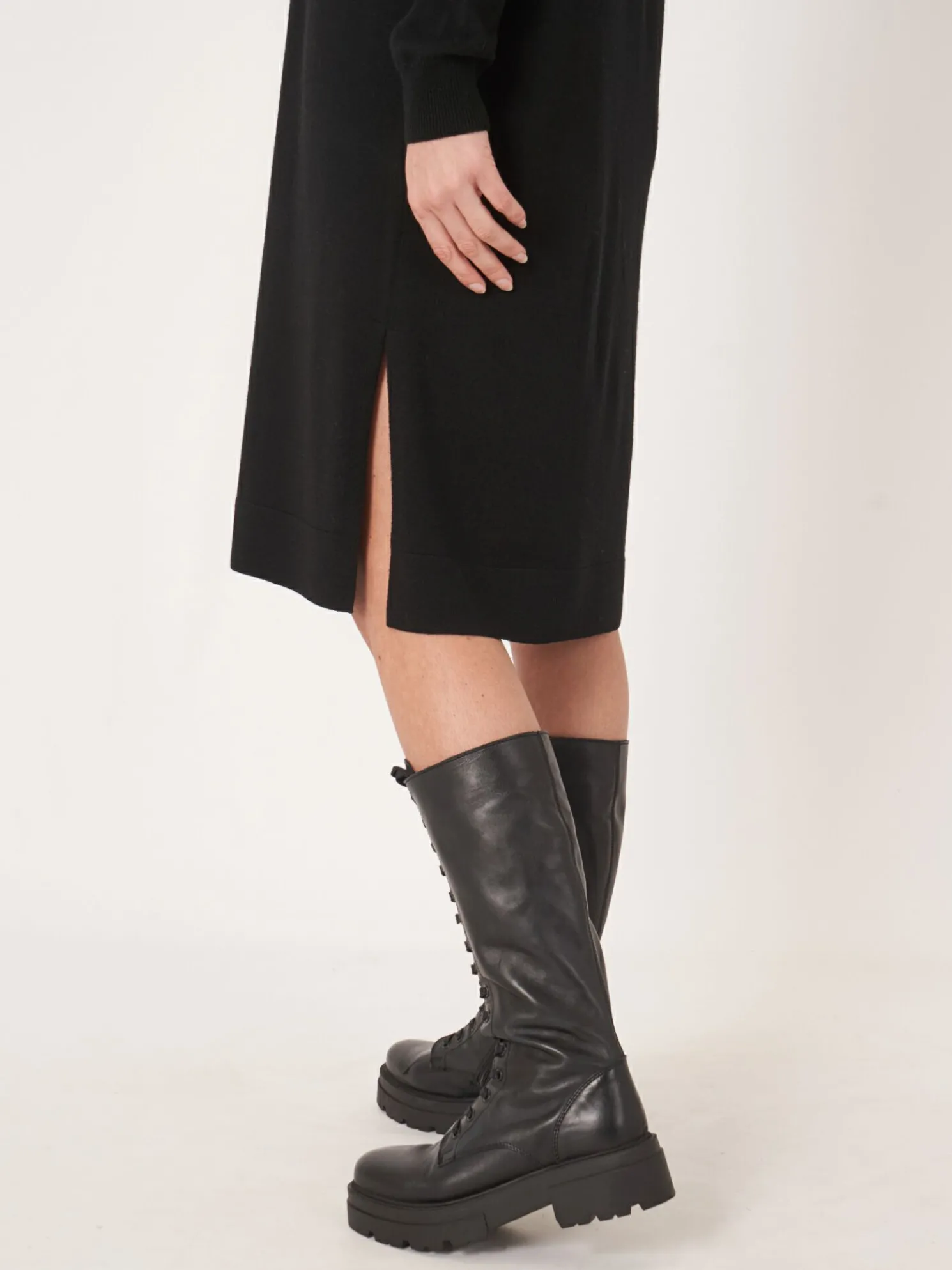 Gebreide Jurk Met Geknoopte Hoge Hals En Zijsplit