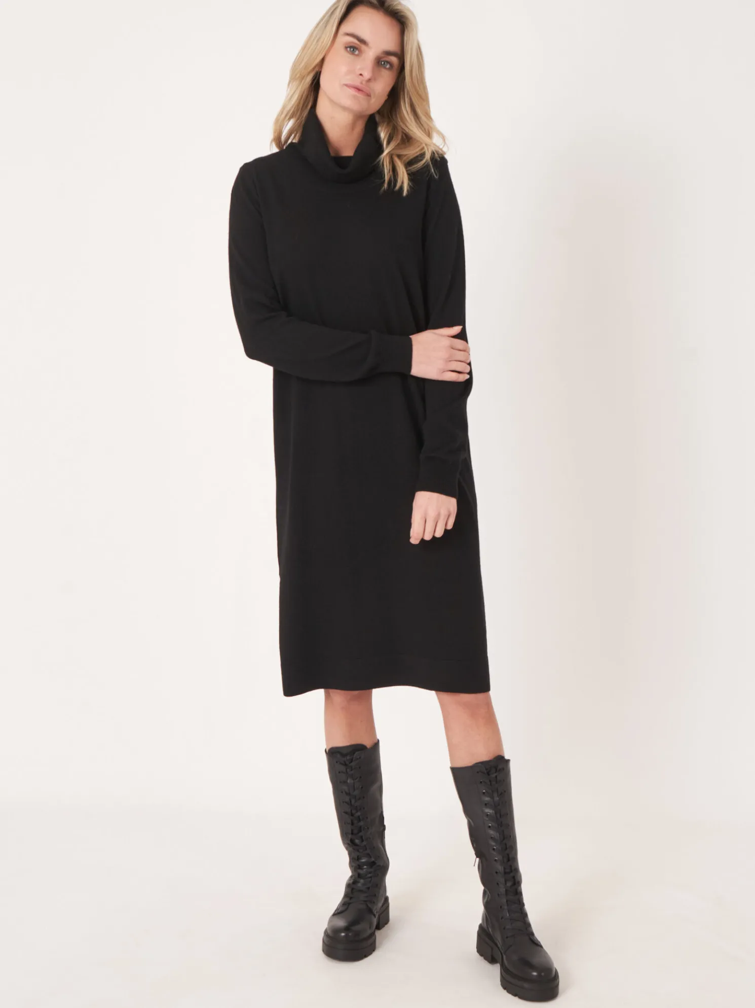 Gebreide Jurk Met Geknoopte Hoge Hals En Zijsplit