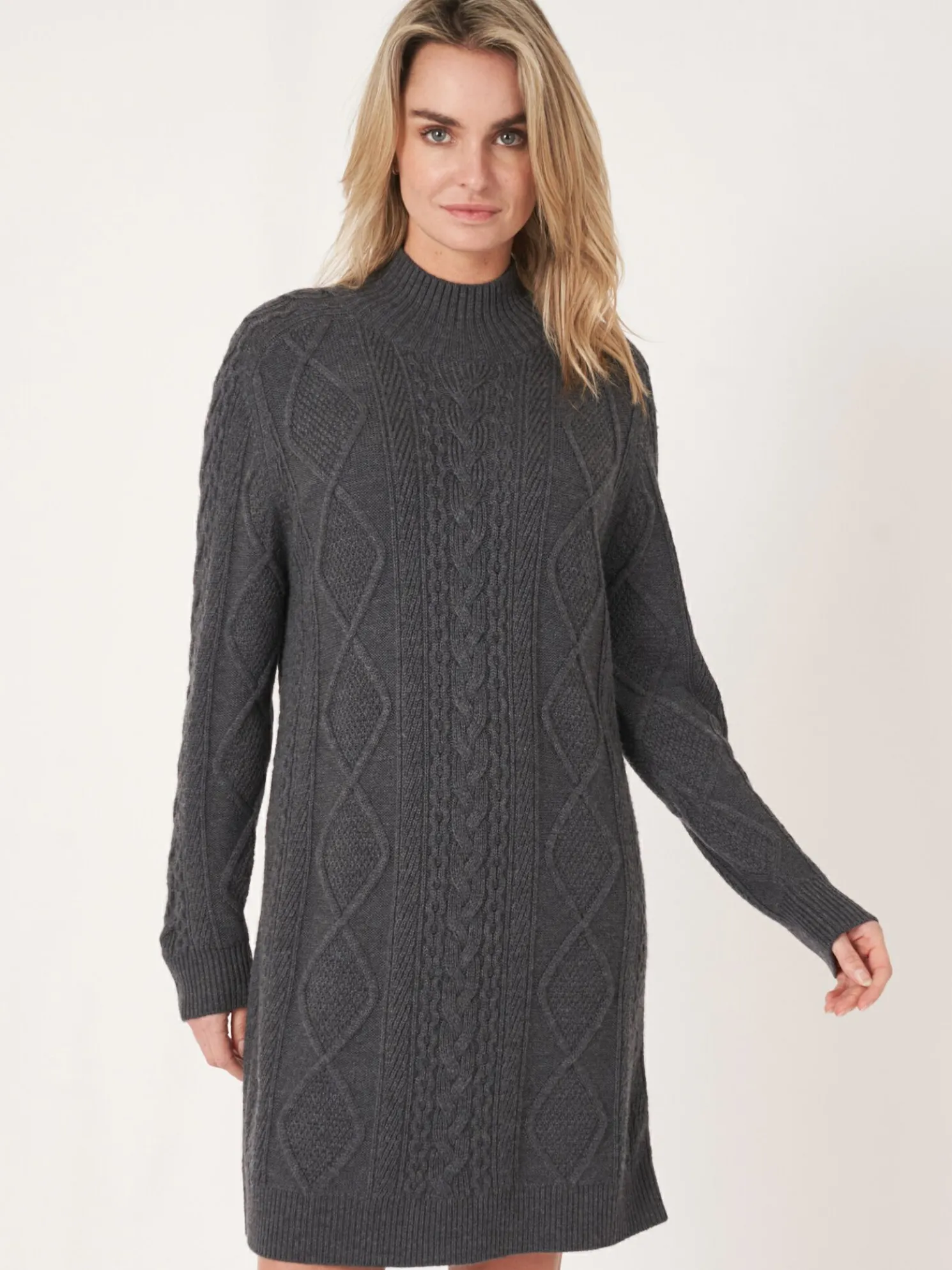 Gebreide Jurk Met Opstaande Kraag En Kabelpatroon Van Merinowol