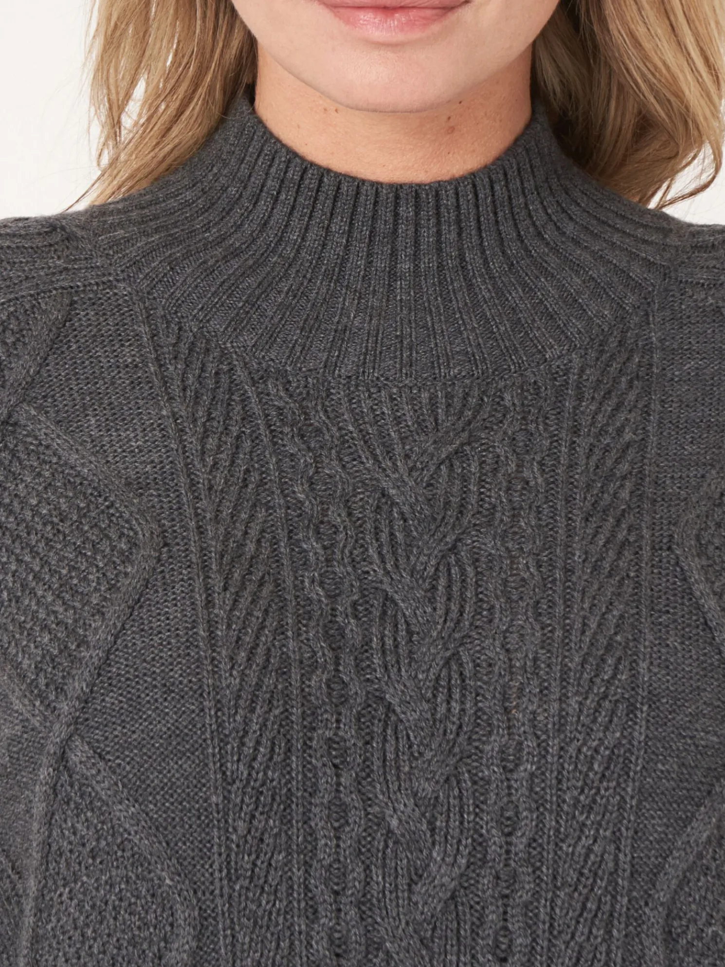 Gebreide Jurk Met Opstaande Kraag En Kabelpatroon Van Merinowol