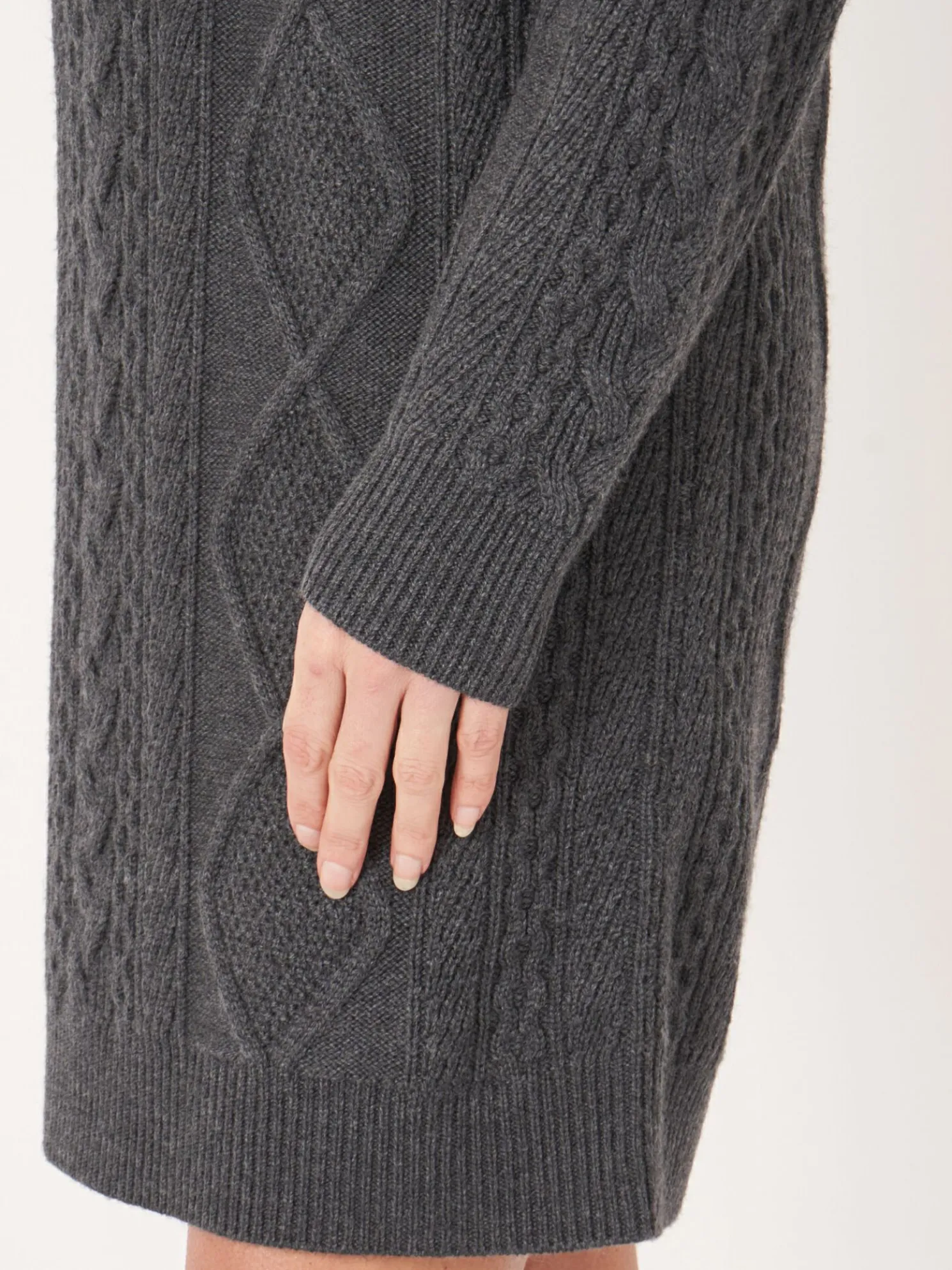 Gebreide Jurk Met Opstaande Kraag En Kabelpatroon Van Merinowol