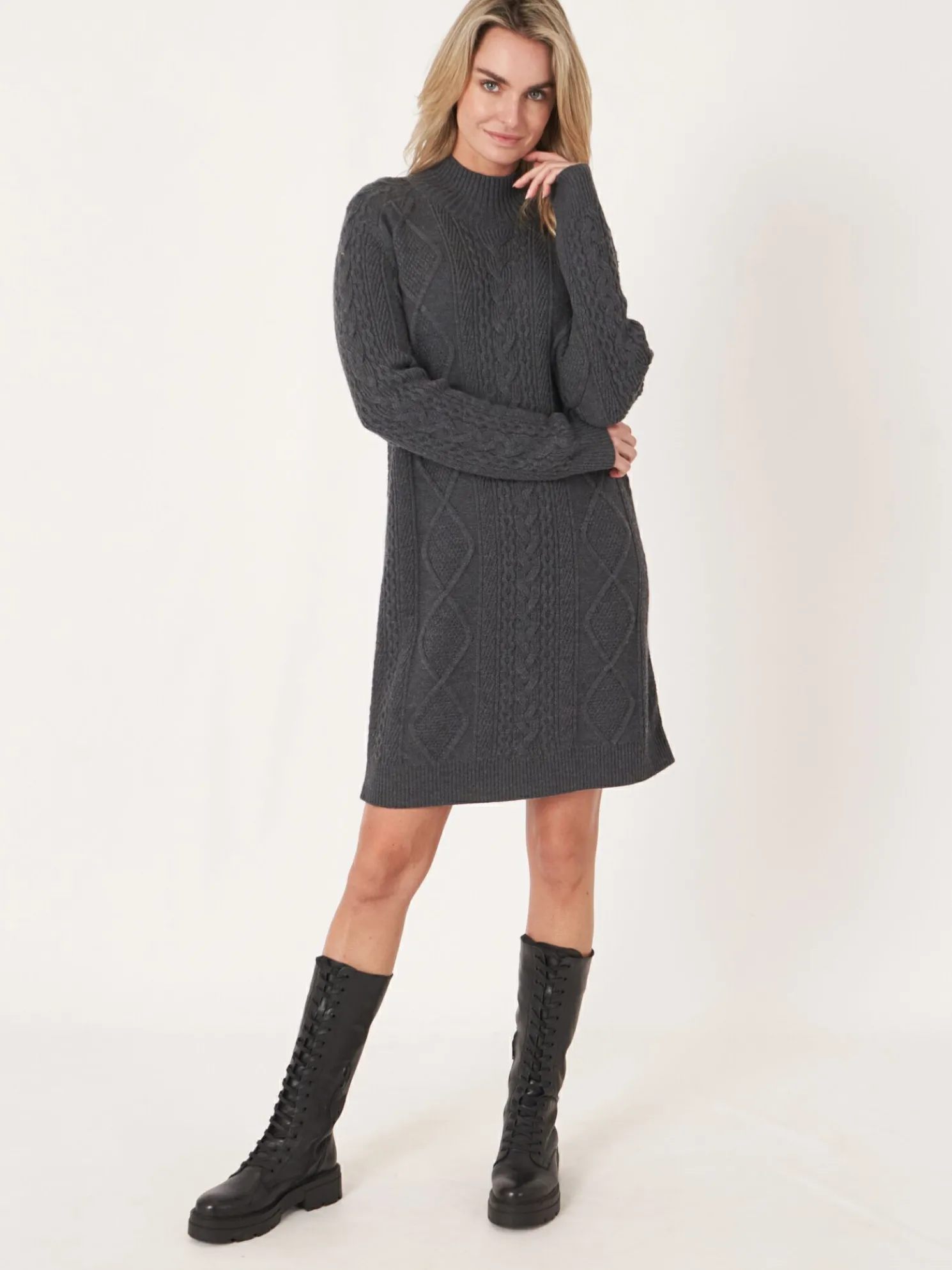 Gebreide Jurk Met Opstaande Kraag En Kabelpatroon Van Merinowol
