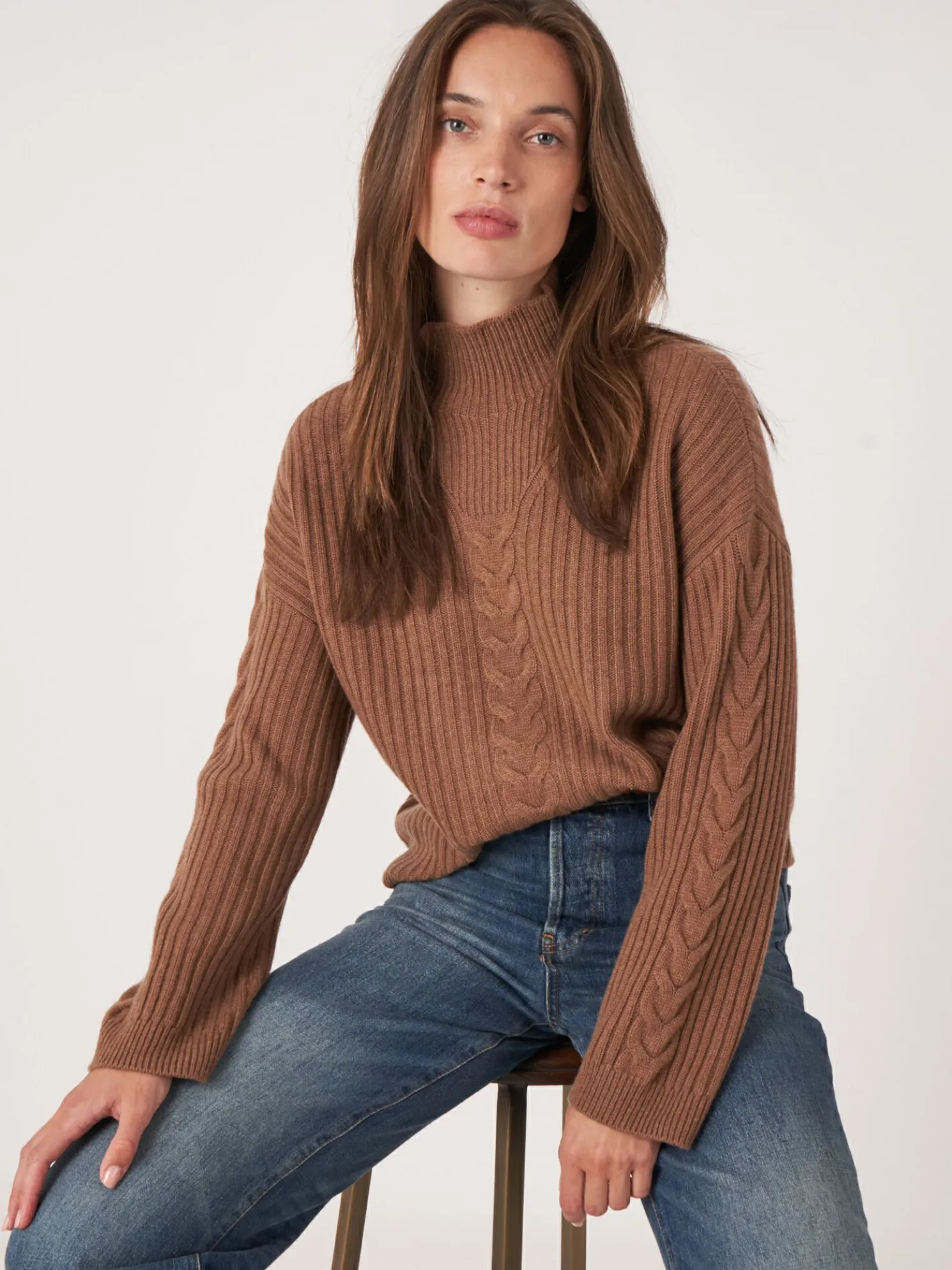 Geribde Trui Met Hoge Kraag En Kabel Detail