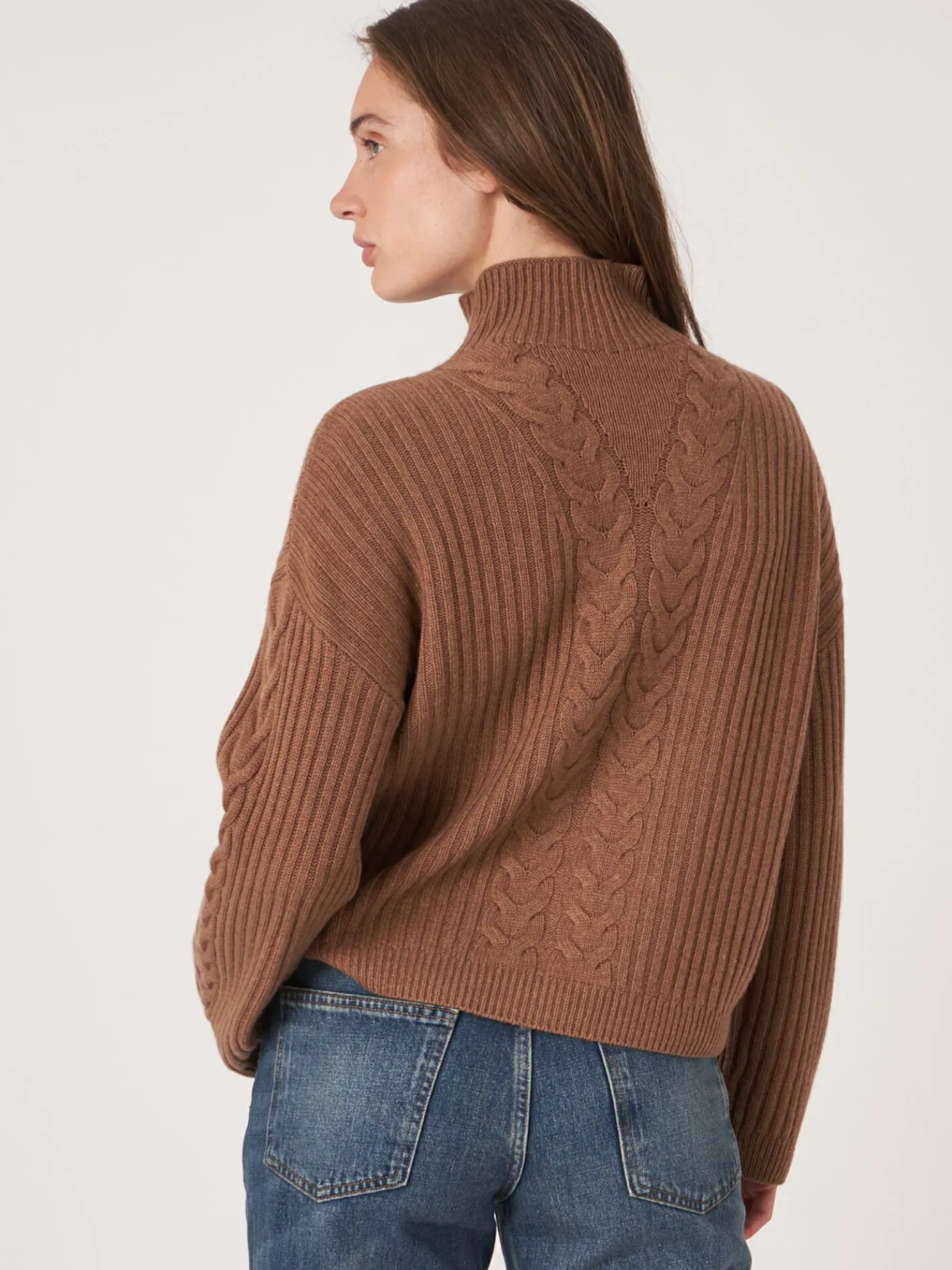 Geribde Trui Met Hoge Kraag En Kabel Detail