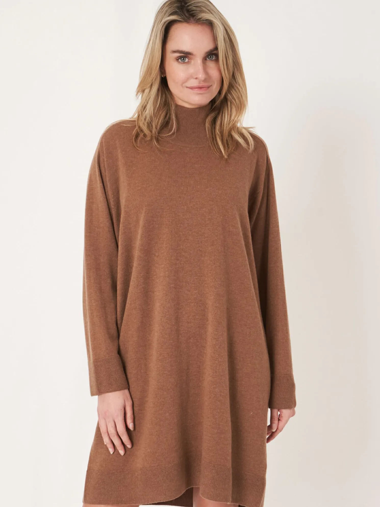 Loose Fit Cashmere Gebreide Jurk Met Geribde Opstaande Kraag