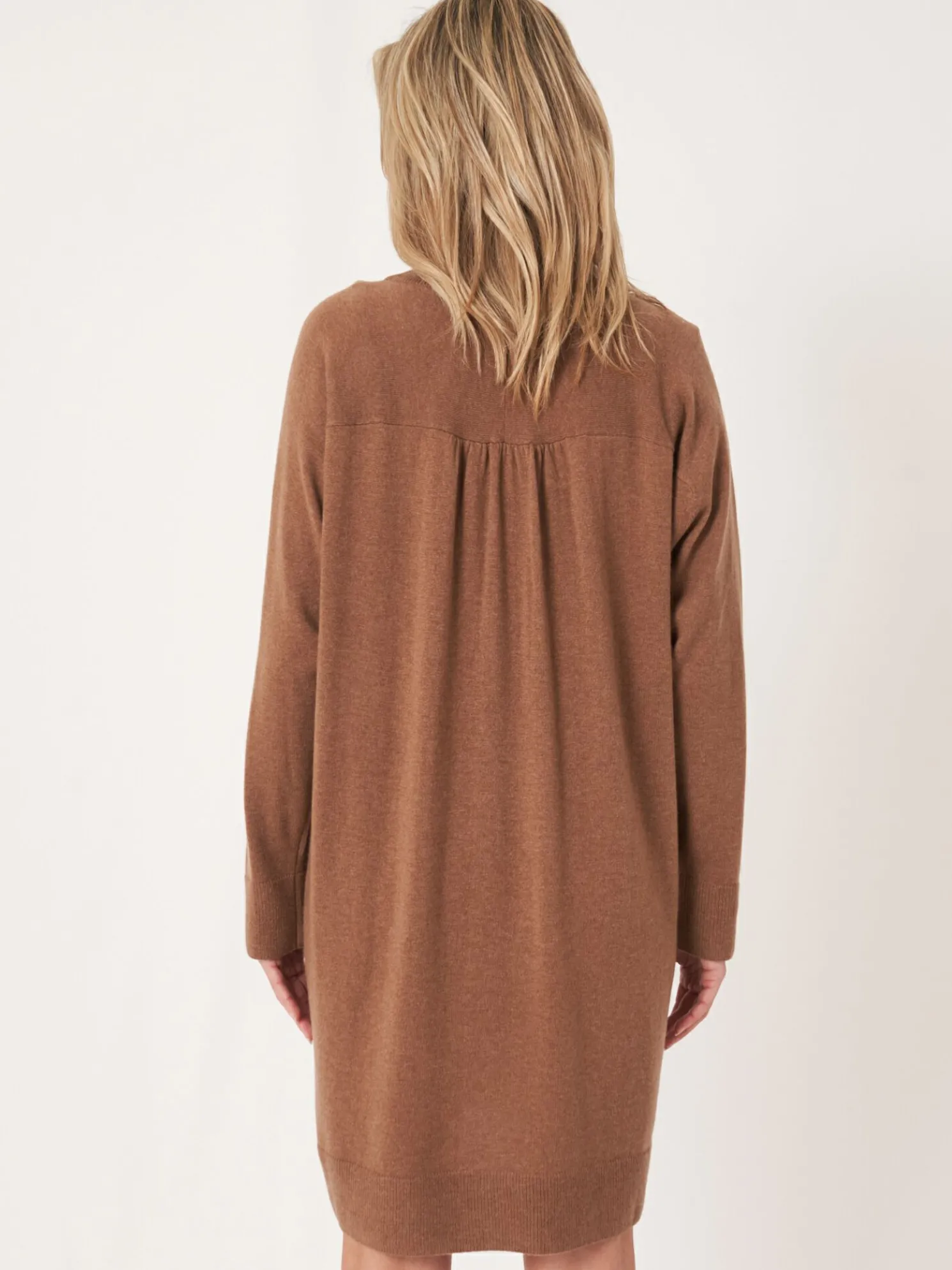 Loose Fit Cashmere Gebreide Jurk Met Geribde Opstaande Kraag