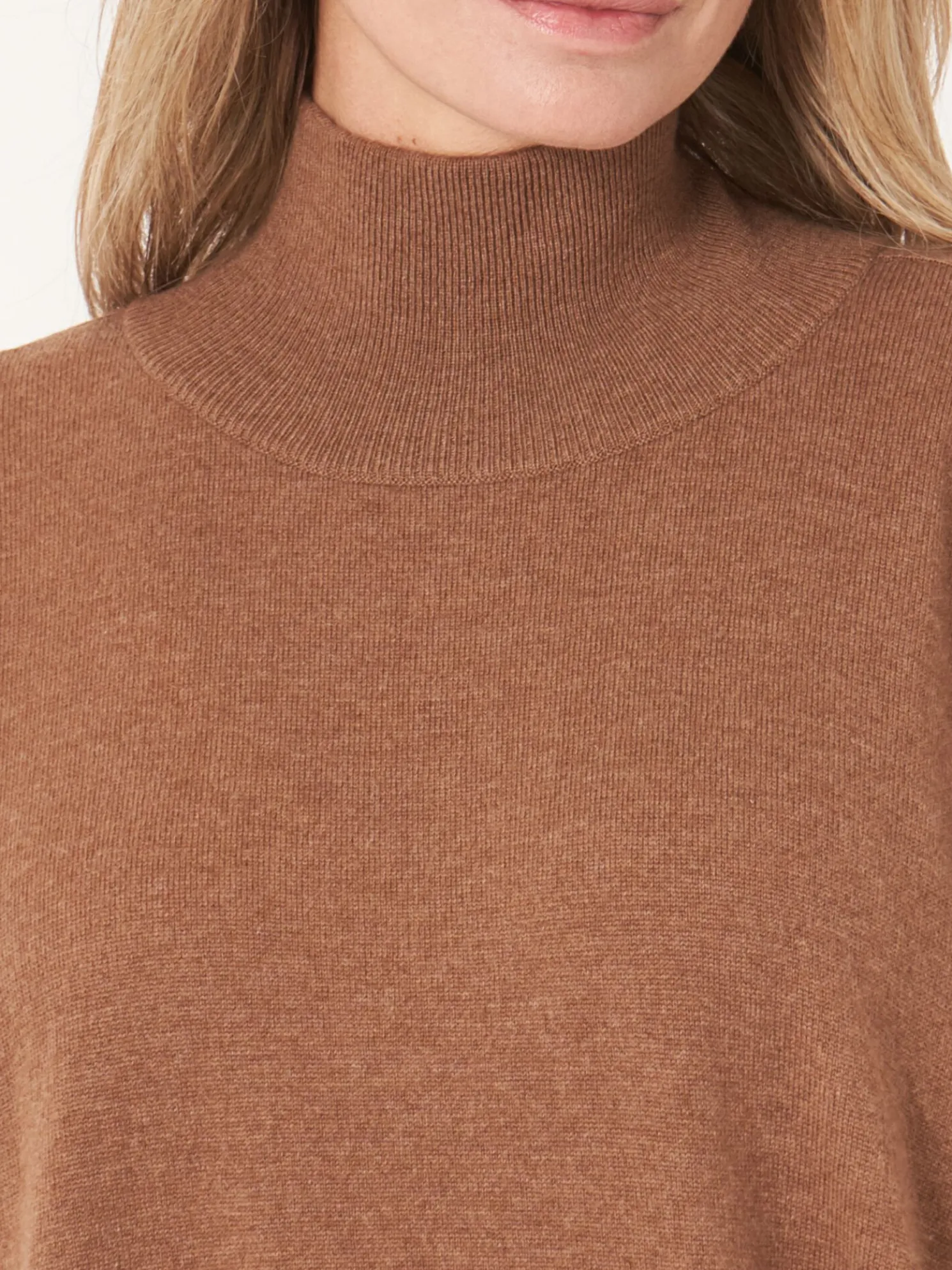 Loose Fit Cashmere Gebreide Jurk Met Geribde Opstaande Kraag