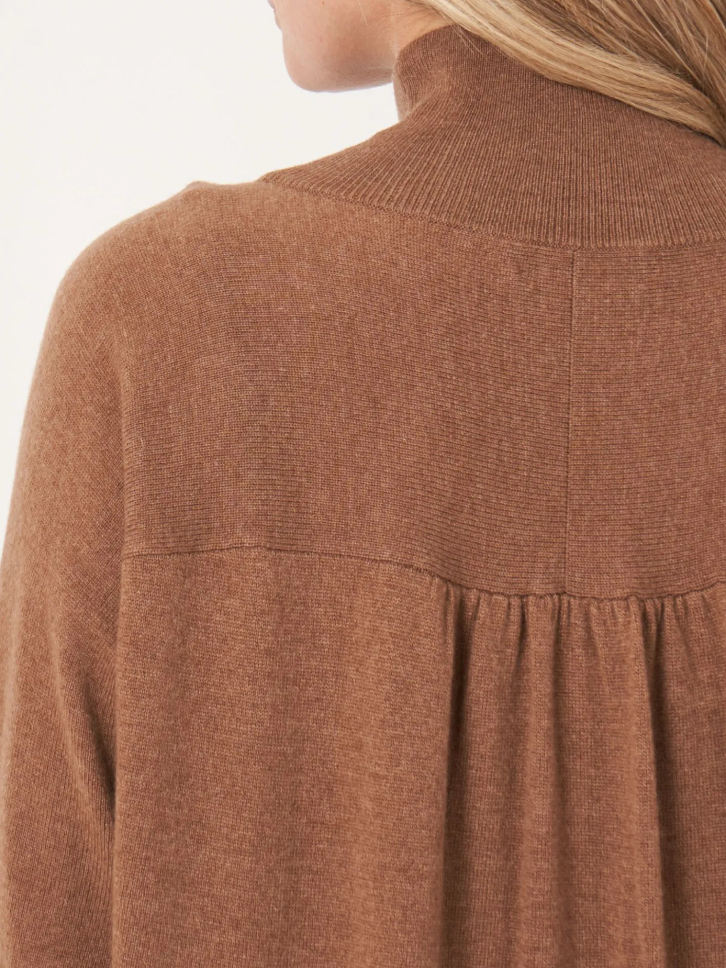 Loose Fit Cashmere Gebreide Jurk Met Geribde Opstaande Kraag