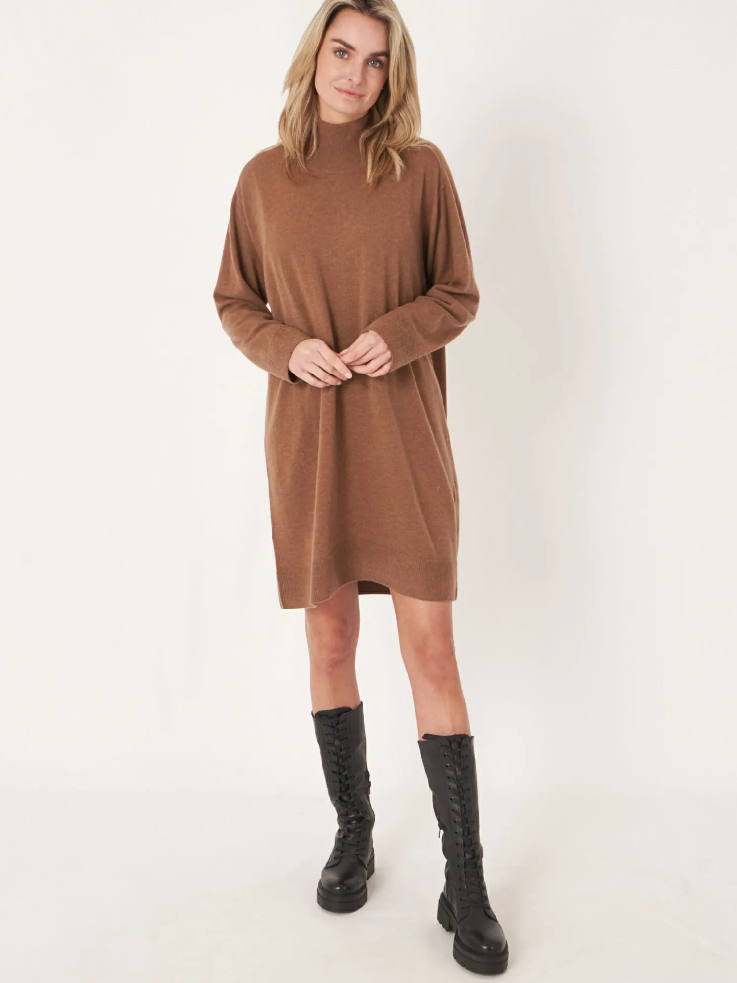Loose Fit Cashmere Gebreide Jurk Met Geribde Opstaande Kraag
