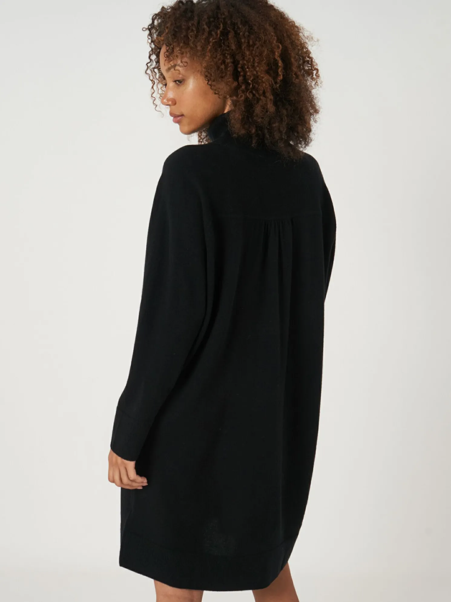 Loose Fit Cashmere Gebreide Jurk Met Geribde Opstaande Kraag