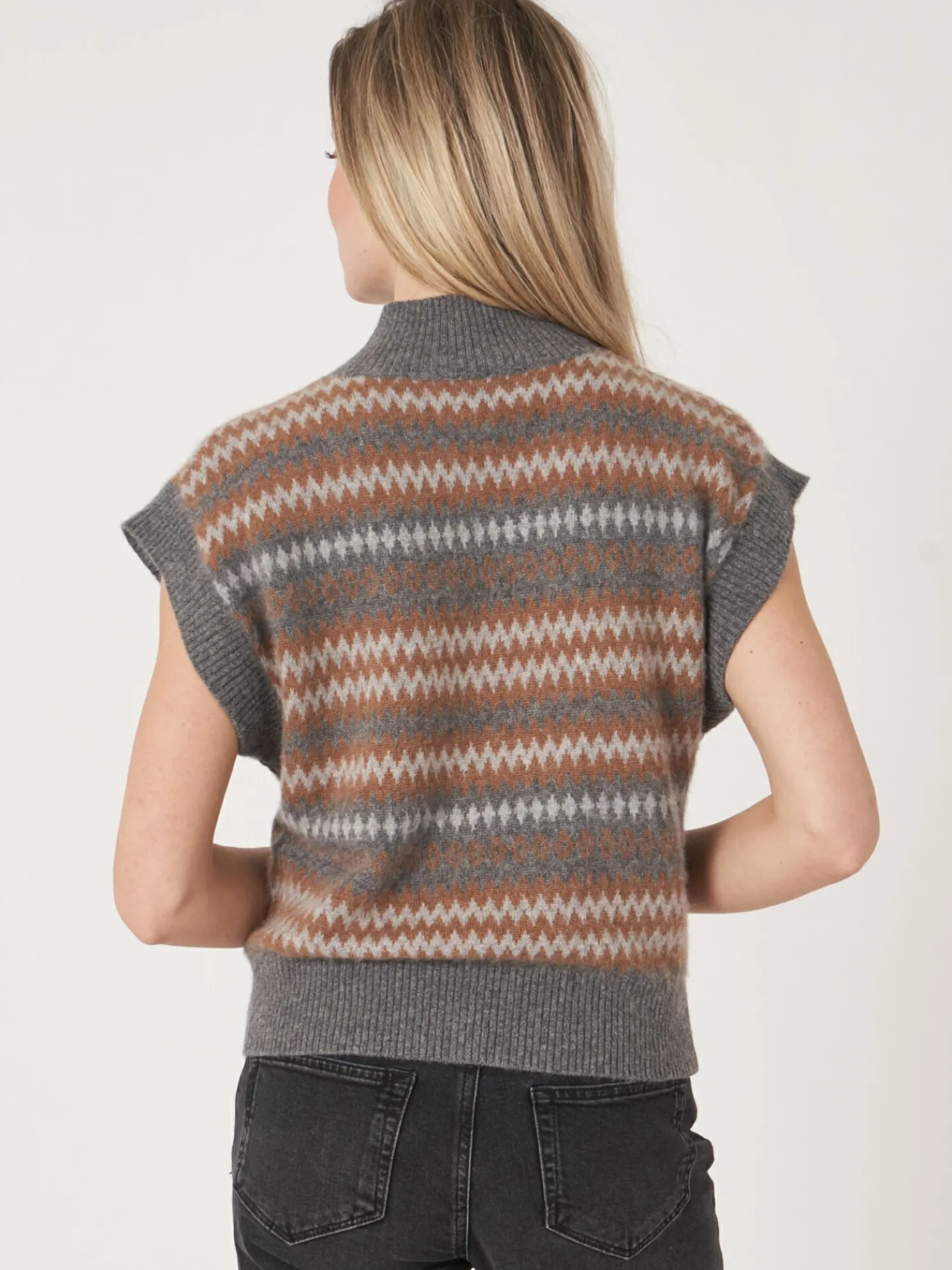 Mouwloze Intarsia Trui Met Geribde Opstaande Kraag