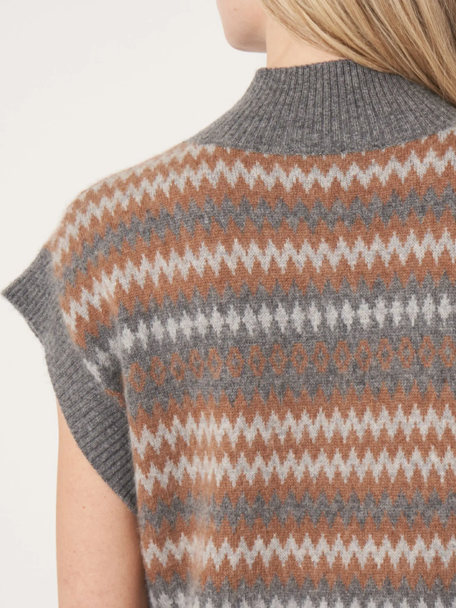 Mouwloze Intarsia Trui Met Geribde Opstaande Kraag