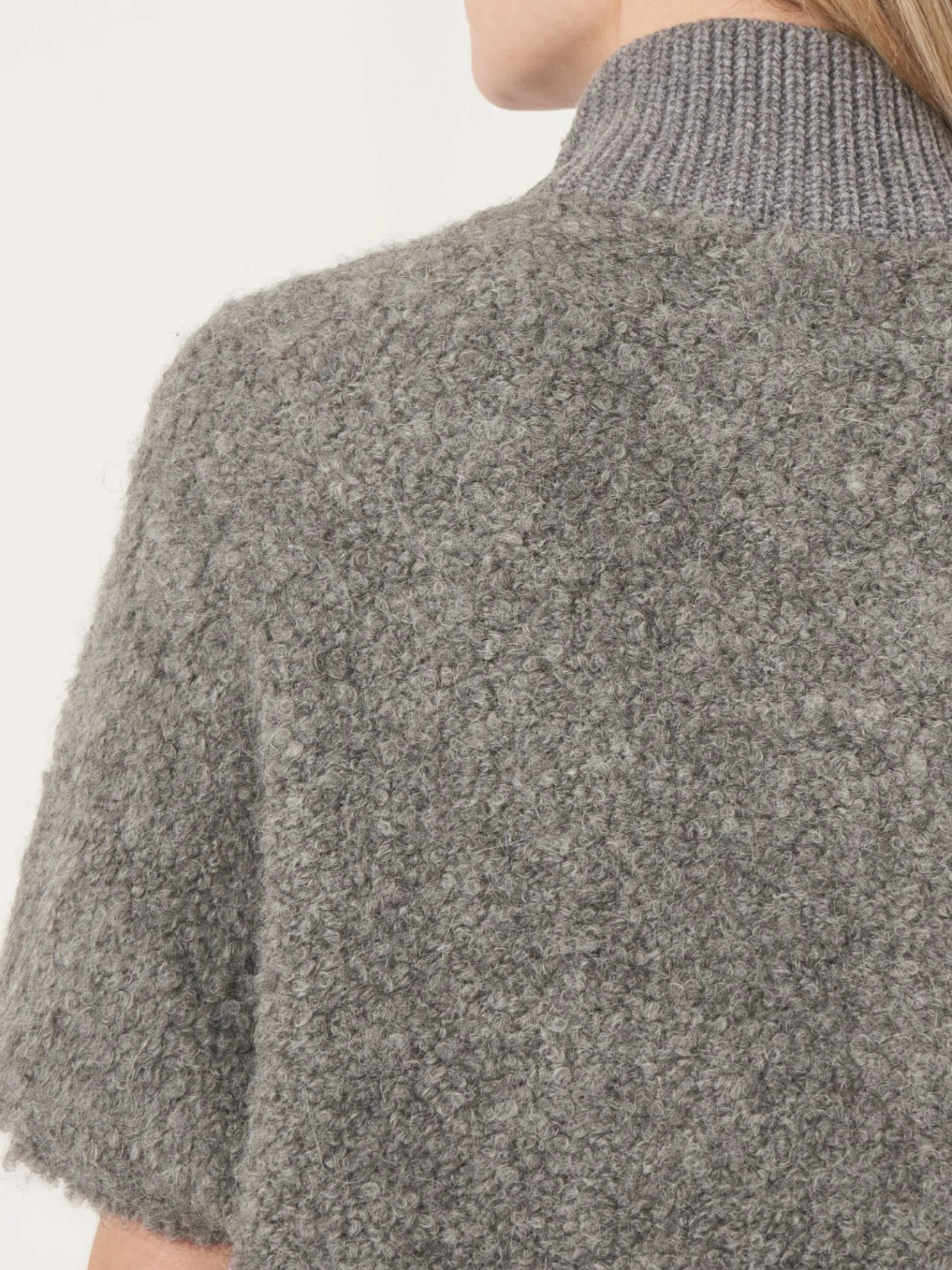 Poncho Trui Met Gebreide Ritskraag Van Italiaanse Garen