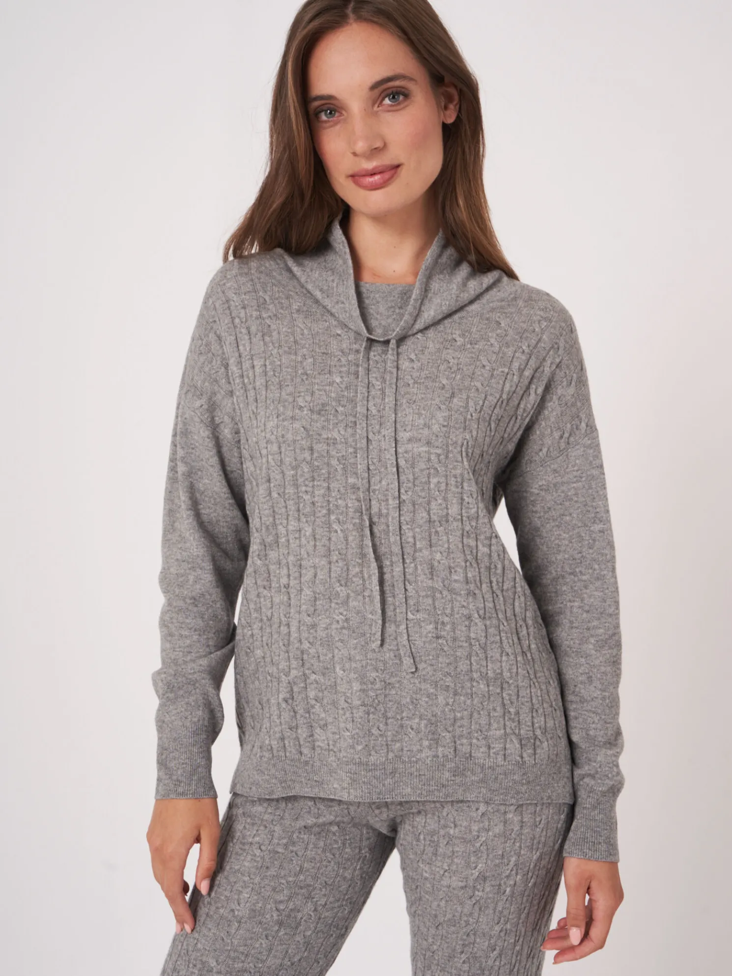 Trui In Fijn Kabelpatroon Met Opstaande Kraag En Trekkoord