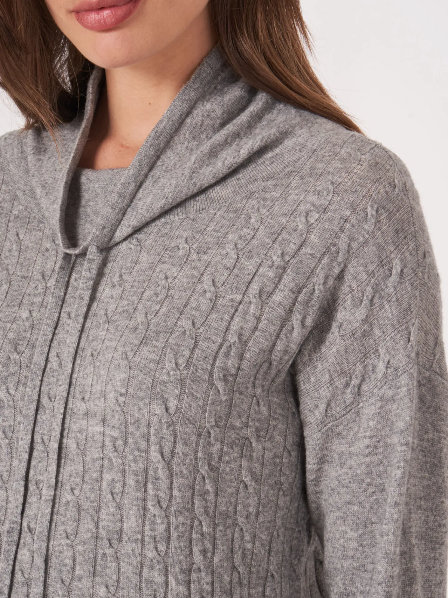 Trui In Fijn Kabelpatroon Met Opstaande Kraag En Trekkoord