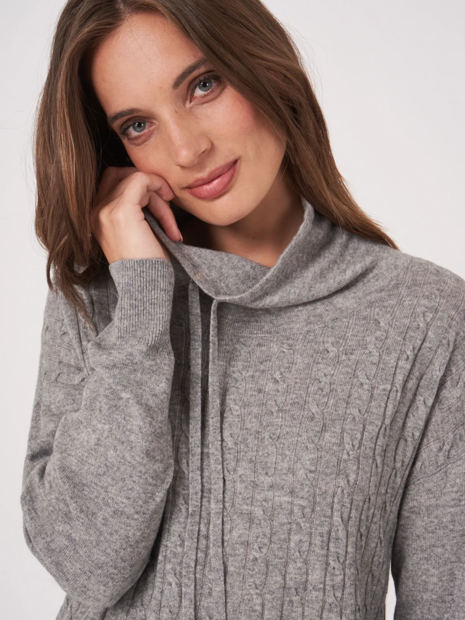 Trui In Fijn Kabelpatroon Met Opstaande Kraag En Trekkoord