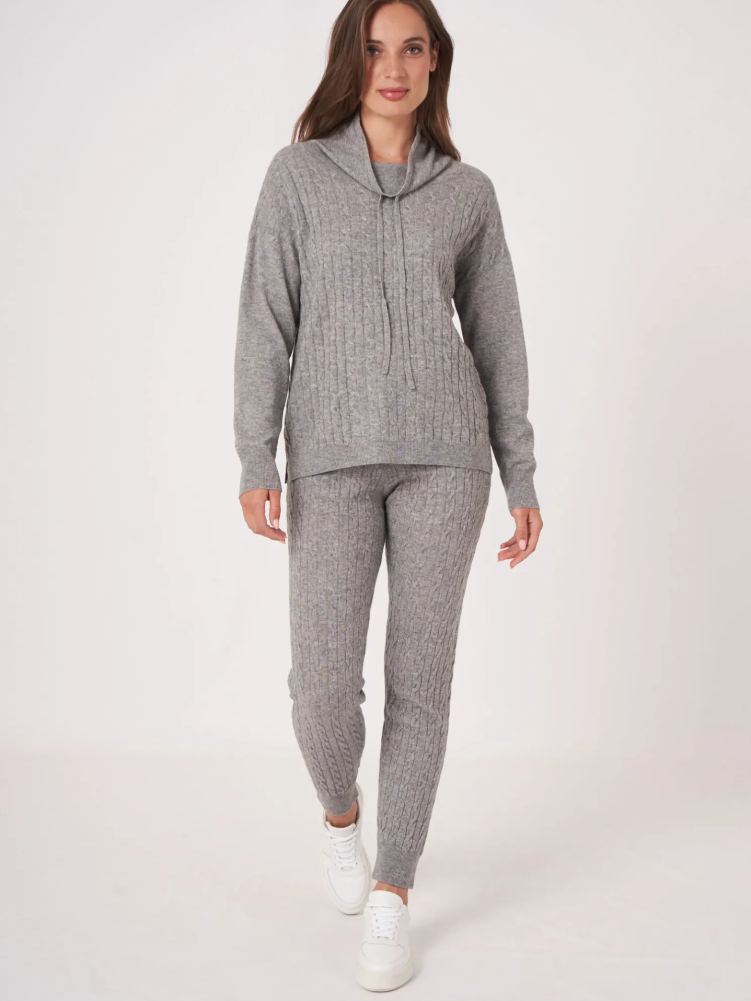 Trui In Fijn Kabelpatroon Met Opstaande Kraag En Trekkoord