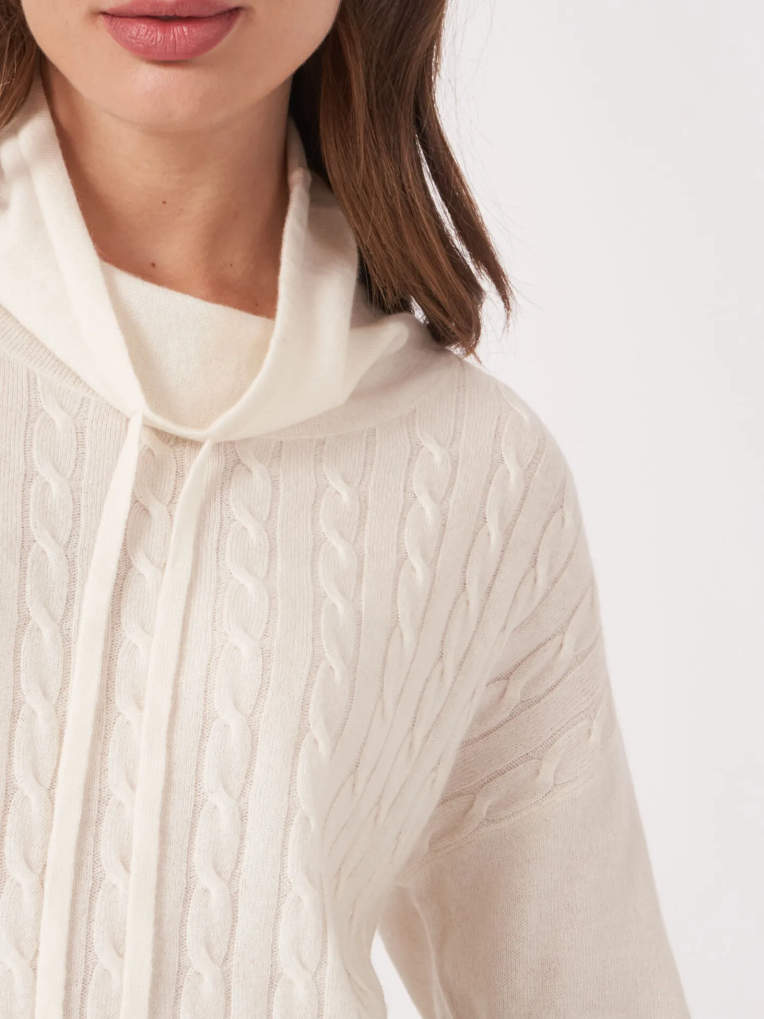 Trui In Fijn Kabelpatroon Met Opstaande Kraag En Trekkoord