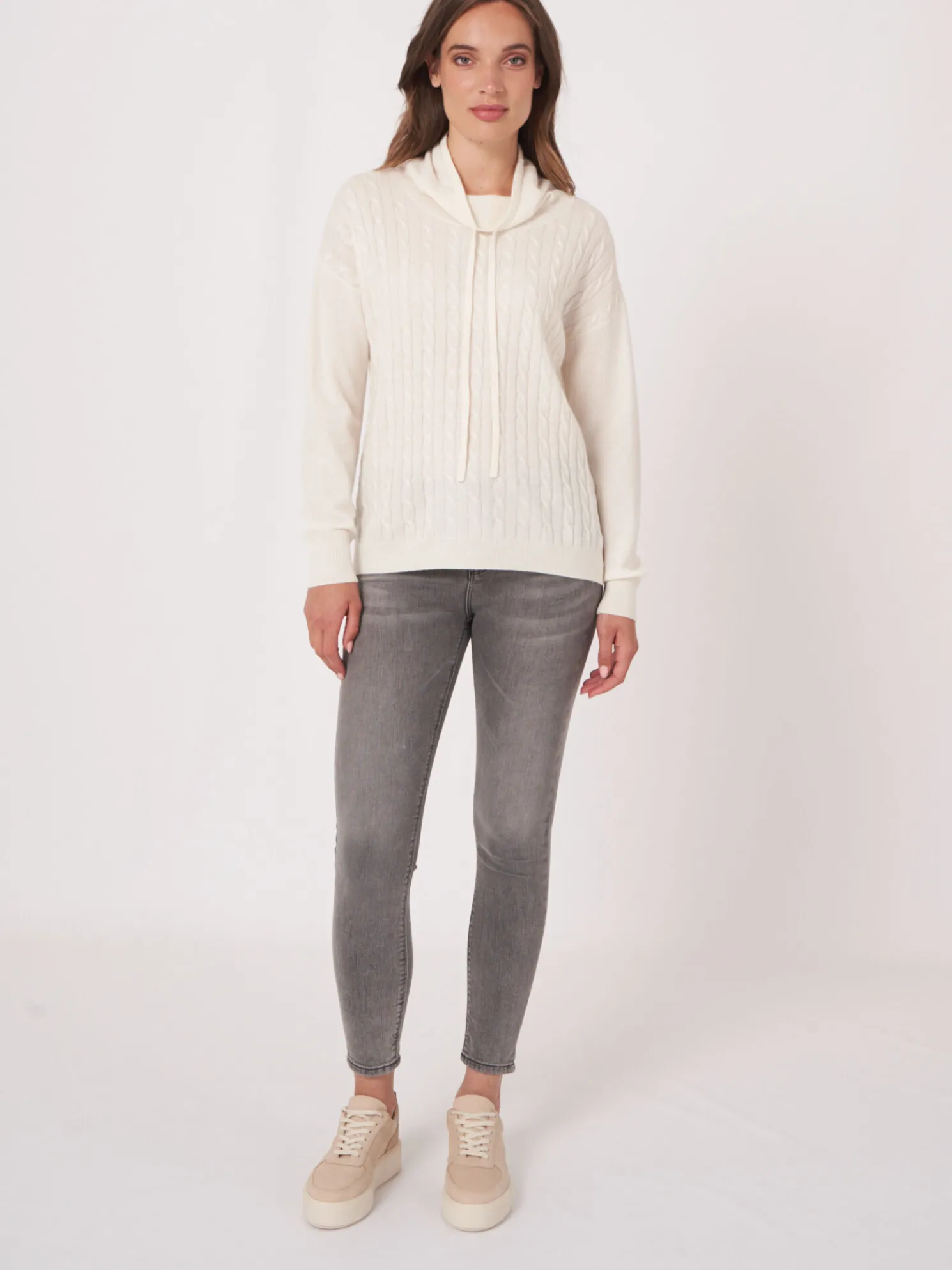 Trui In Fijn Kabelpatroon Met Opstaande Kraag En Trekkoord