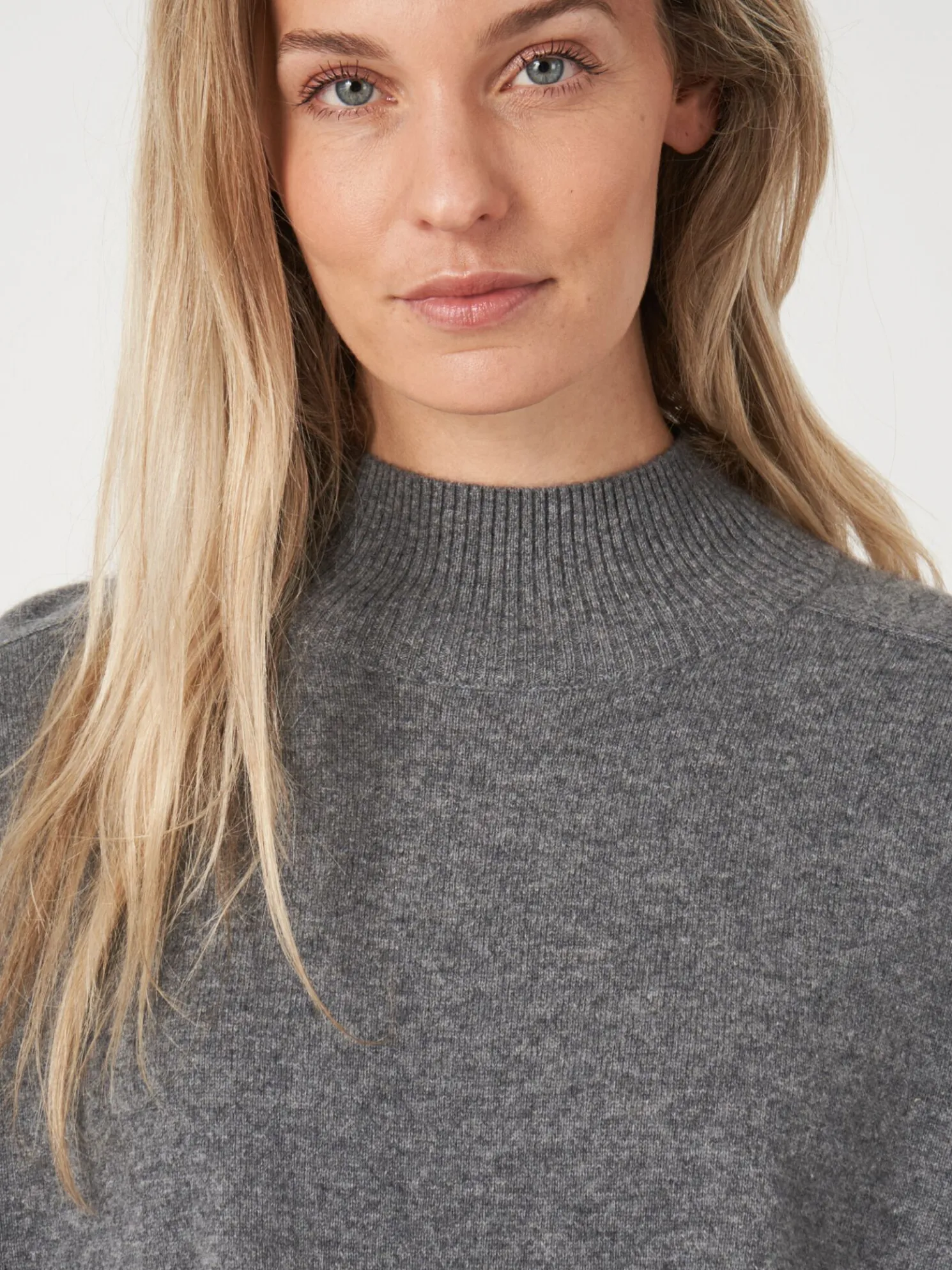 Trui Met Opstaande Kraag En Zadelmouwen