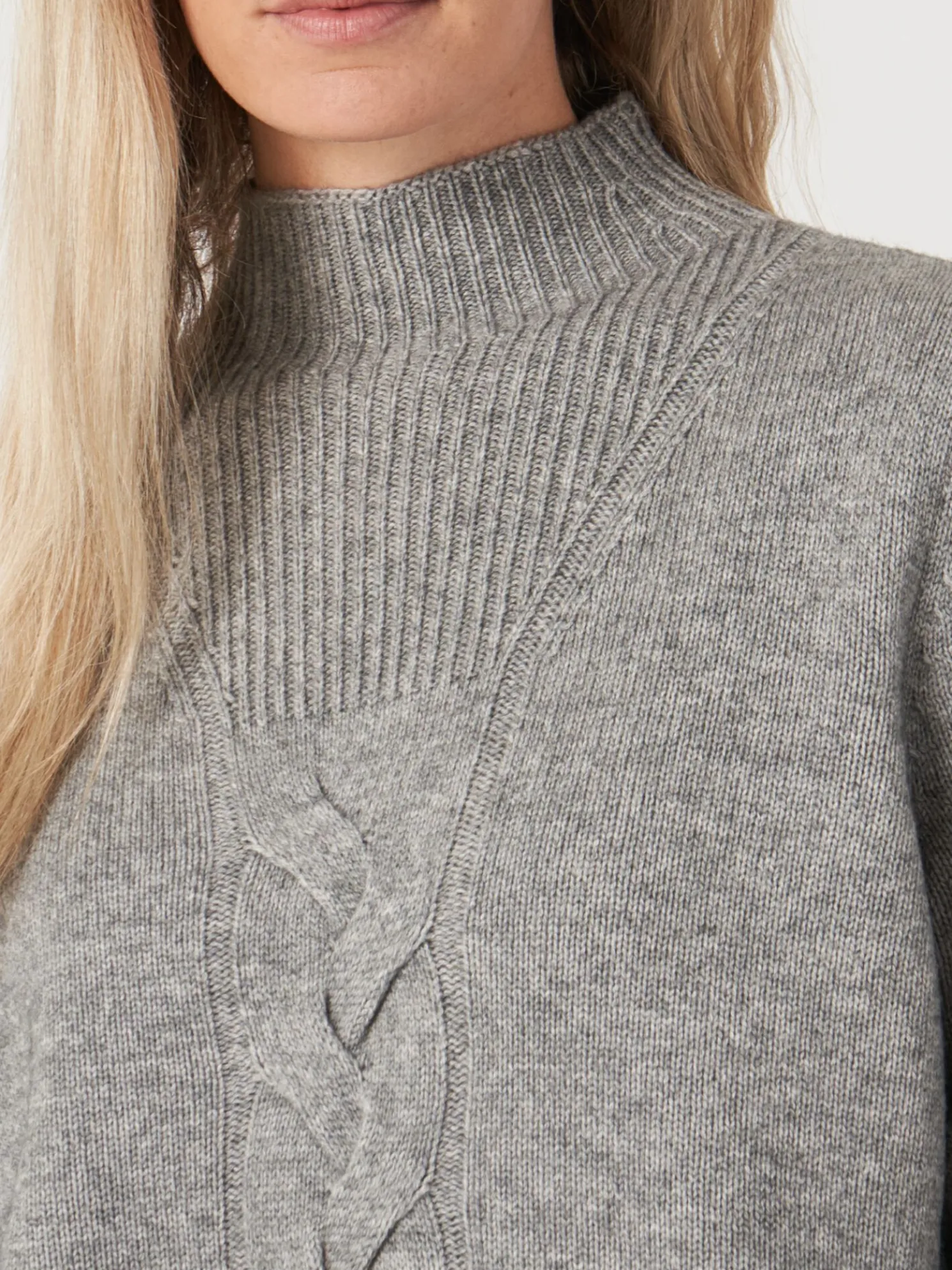 Trui Met Opstaande Kraag En Kabelpatroon Detail