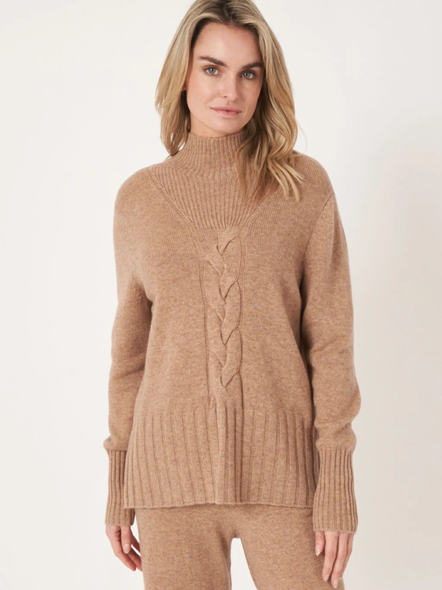 Trui Met Opstaande Kraag En Kabelpatroon Detail