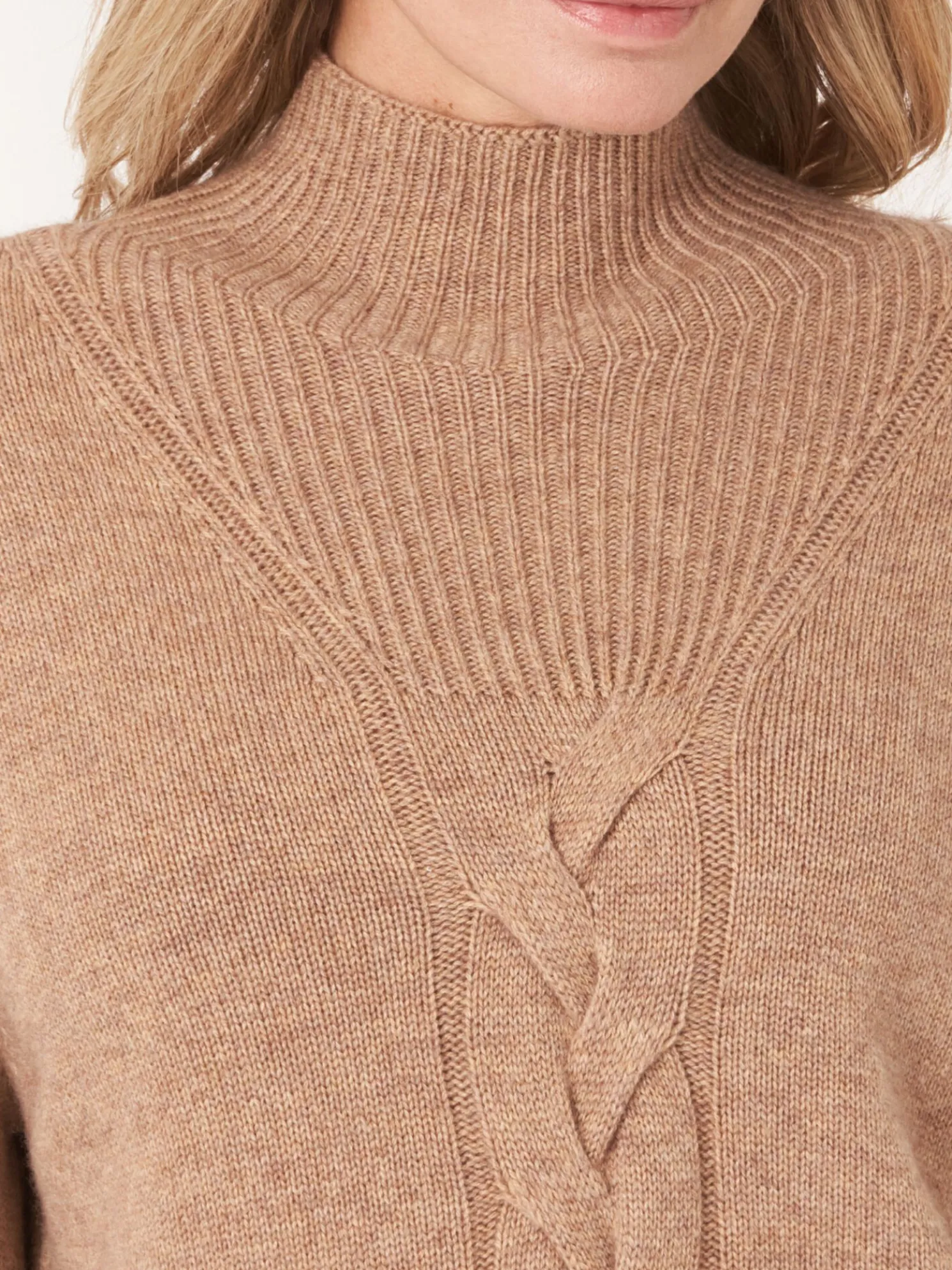 Trui Met Opstaande Kraag En Kabelpatroon Detail