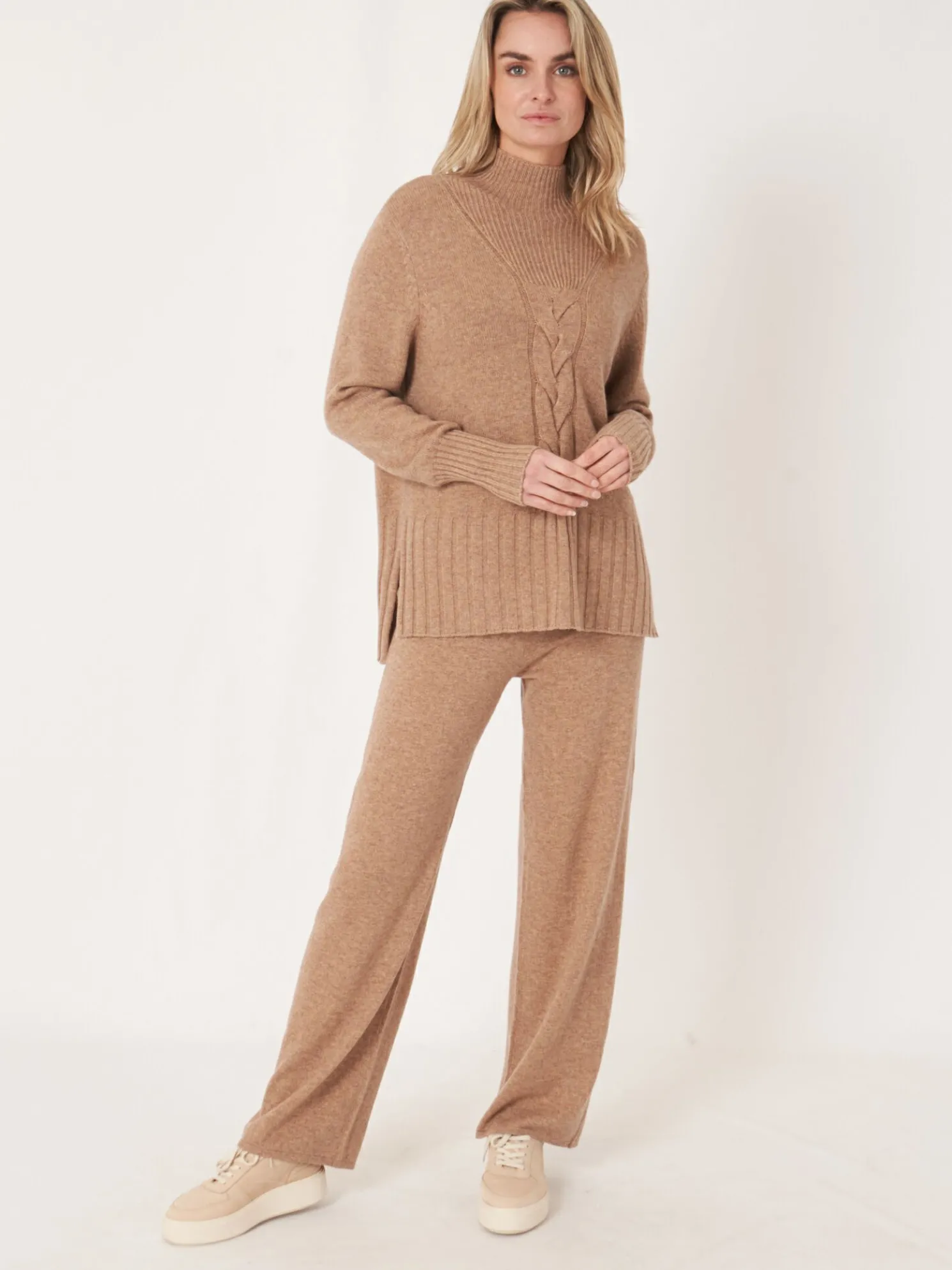 Trui Met Opstaande Kraag En Kabelpatroon Detail