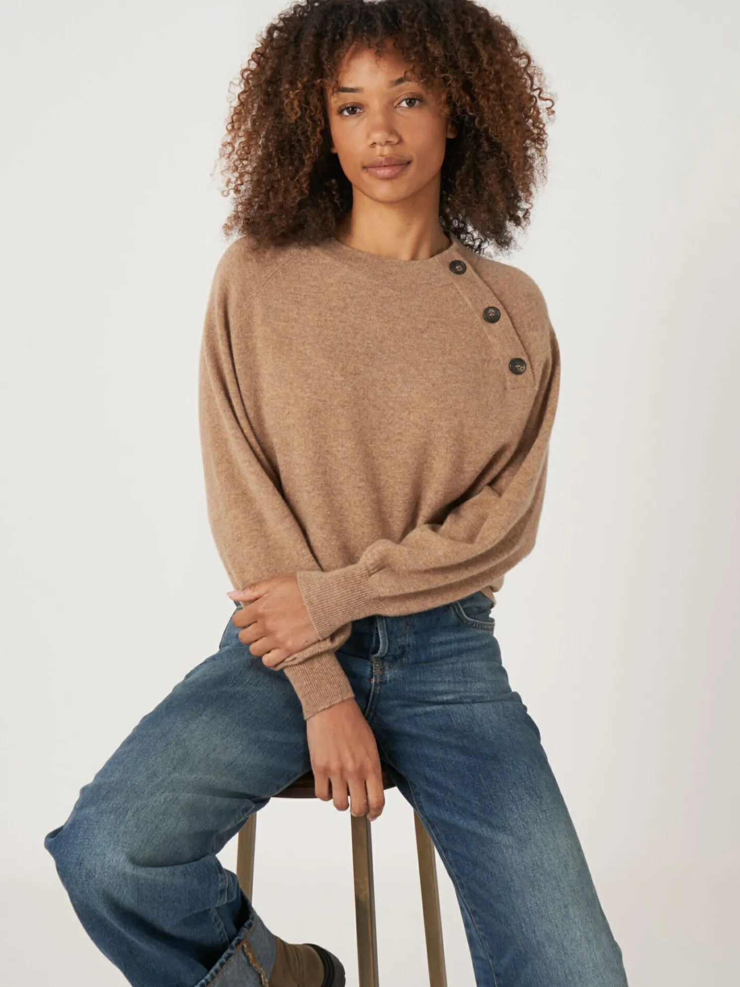 Trui Met Pofmouw En Ronde Hals Met Knoopsluiting