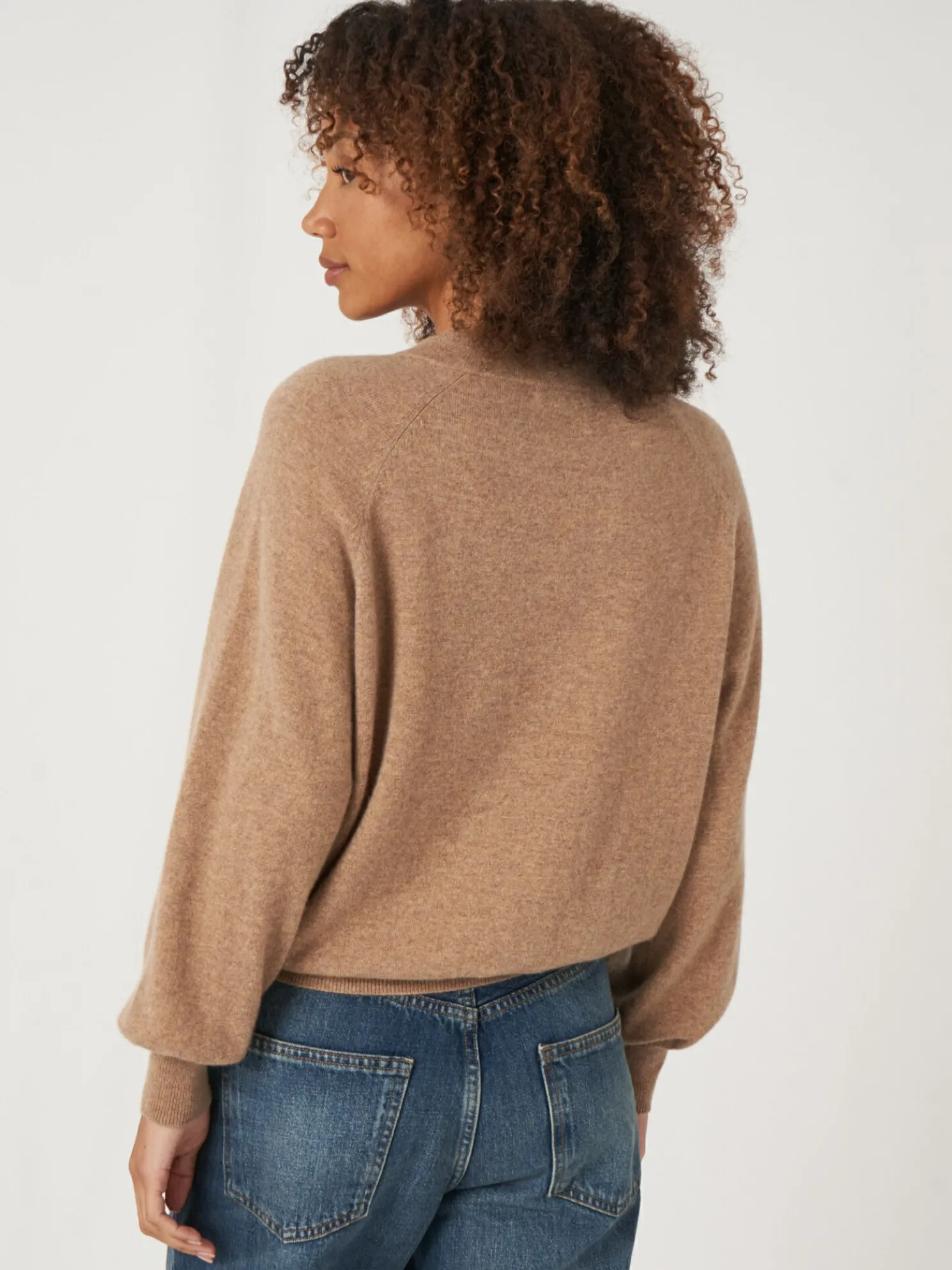 Trui Met Pofmouw En Ronde Hals Met Knoopsluiting