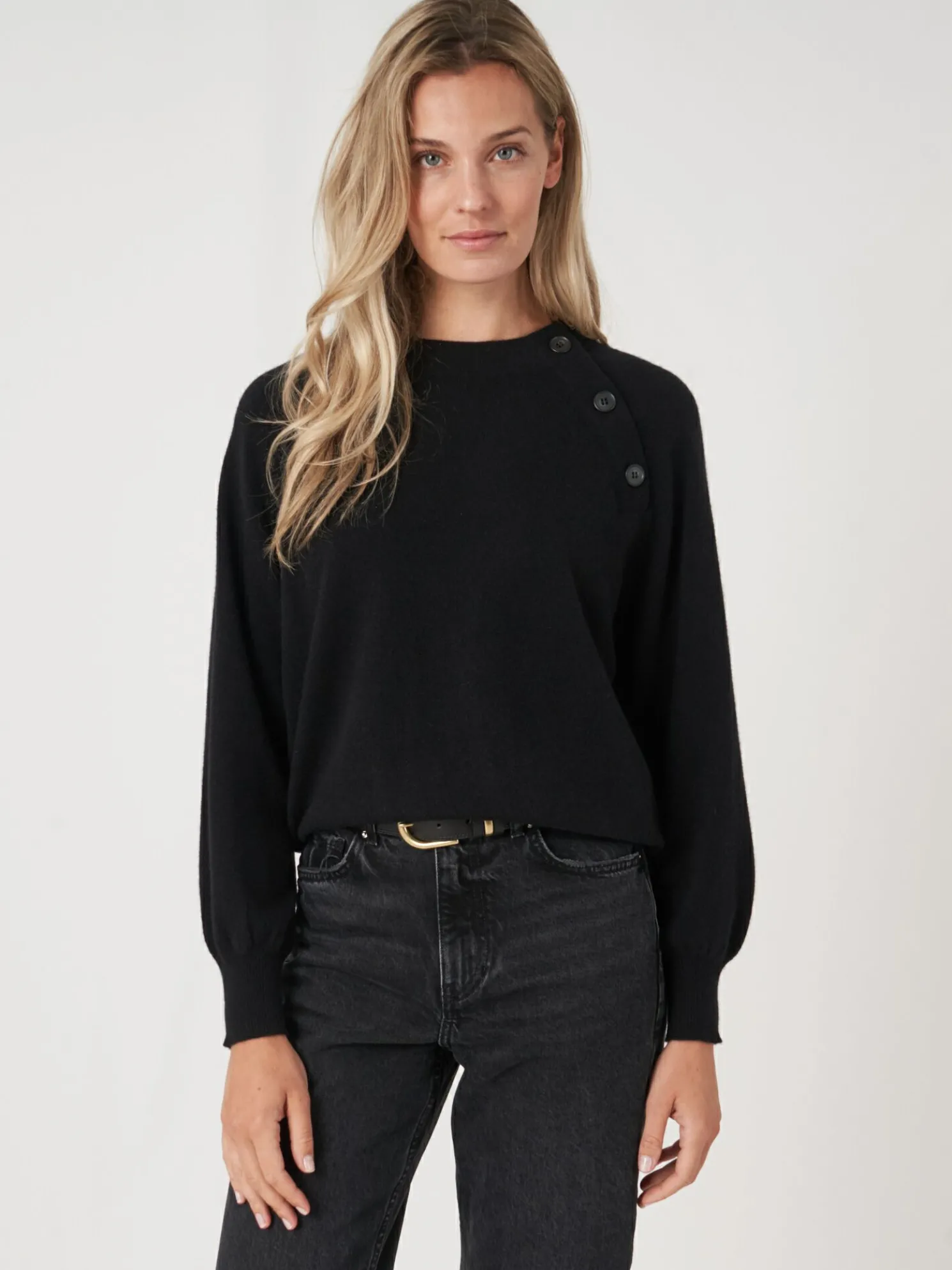 Trui Met Pofmouw En Ronde Hals Met Knoopsluiting