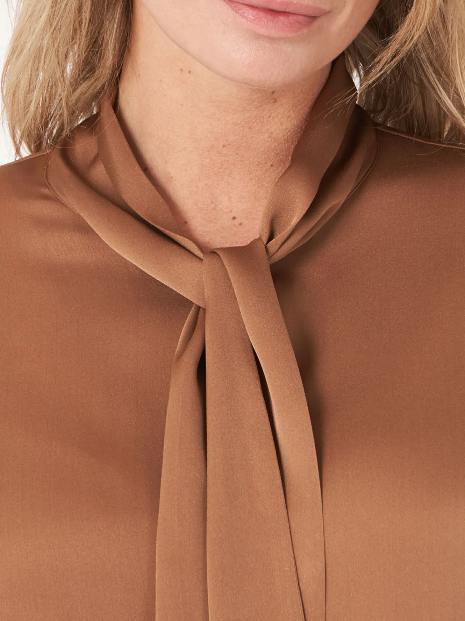 Zijden Blouse Met Strikhals